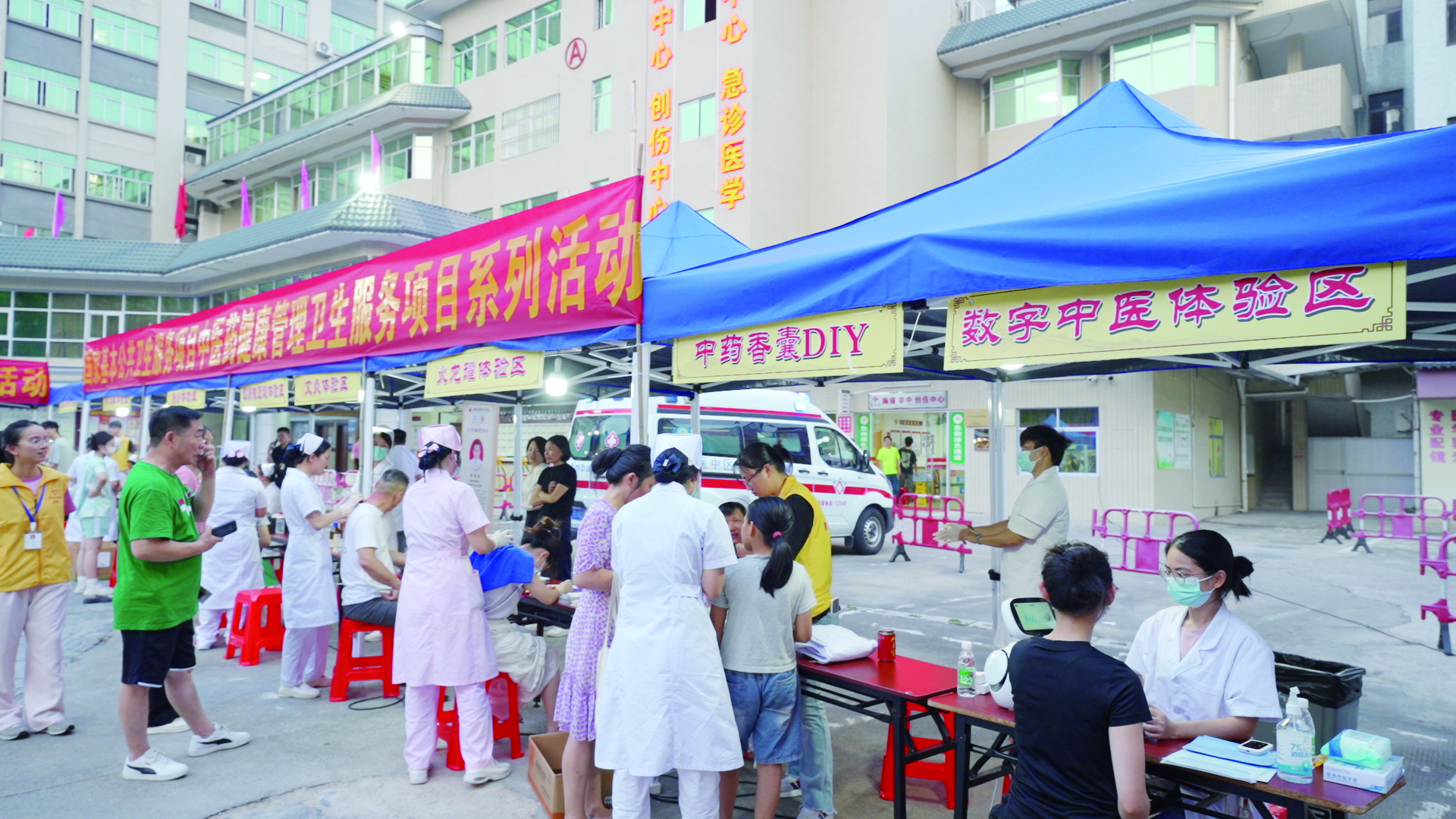     义诊现场。   惠州日报记者冯旺廷 摄
