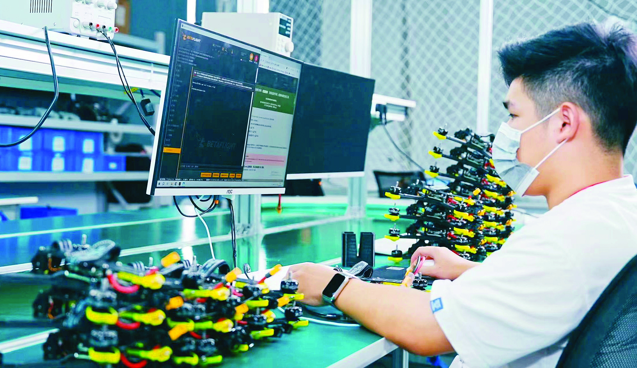     惠州市翼飞智能科技有限公司生产线。