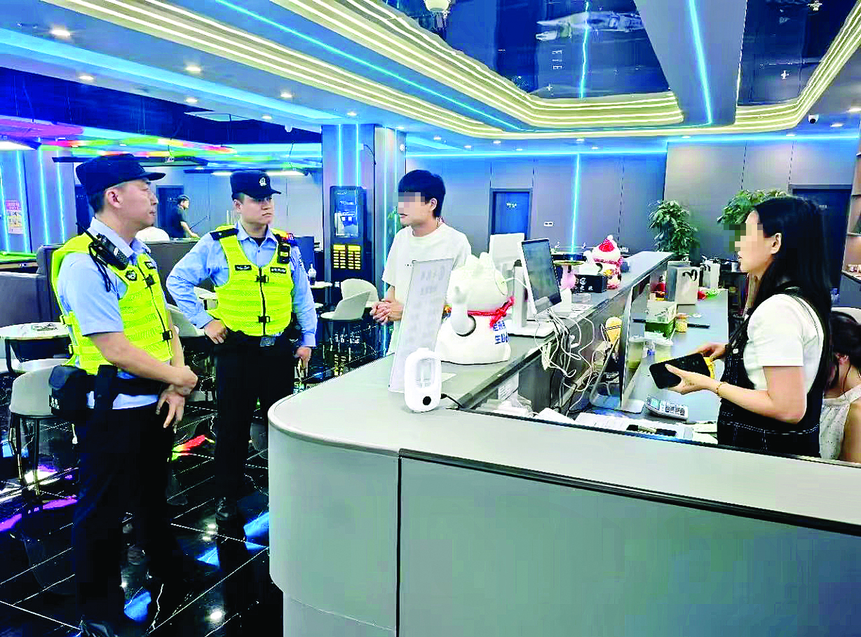     执法人员检查娱乐场所。    惠州日报记者刘乙端 通讯员苏静娴 摄