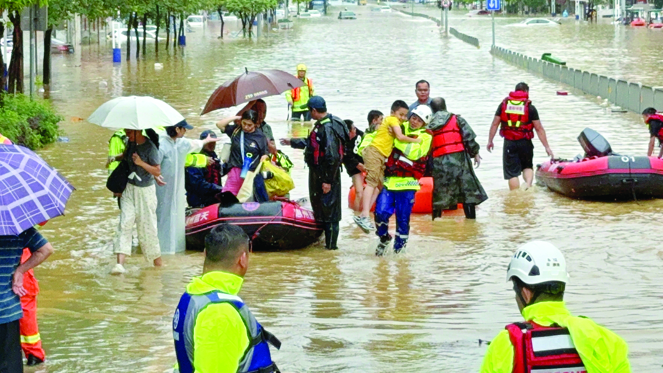     在惠阳淡水白云二路，救援人员将受困群众转移到安全区域。惠州日报记者李芳娟 摄