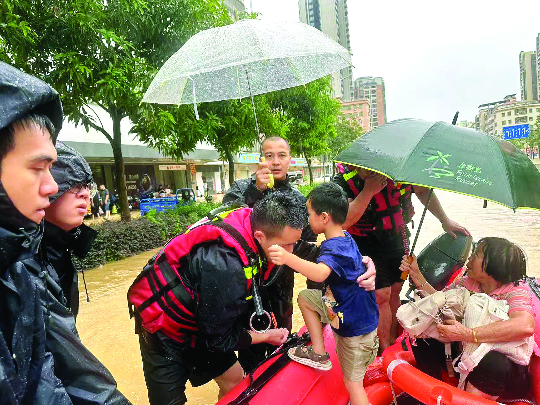     8月5日，救援人员在惠阳转移受困群众。惠公宣供图