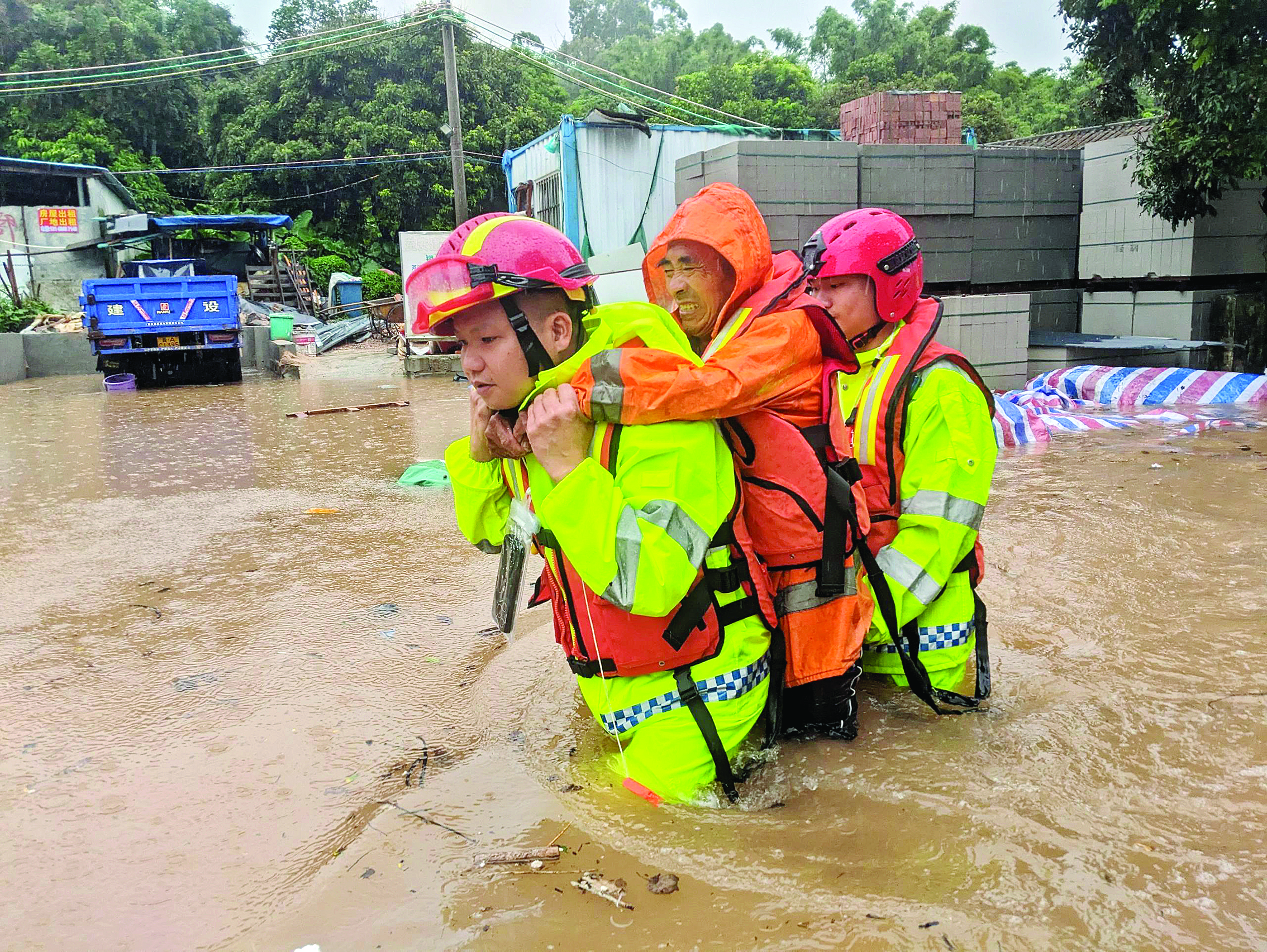     仲恺高新区潼侨镇党员干部组织力量转移群众至临时庇护场所。    惠州日报记者钟玮 通讯员张惠琴 摄
