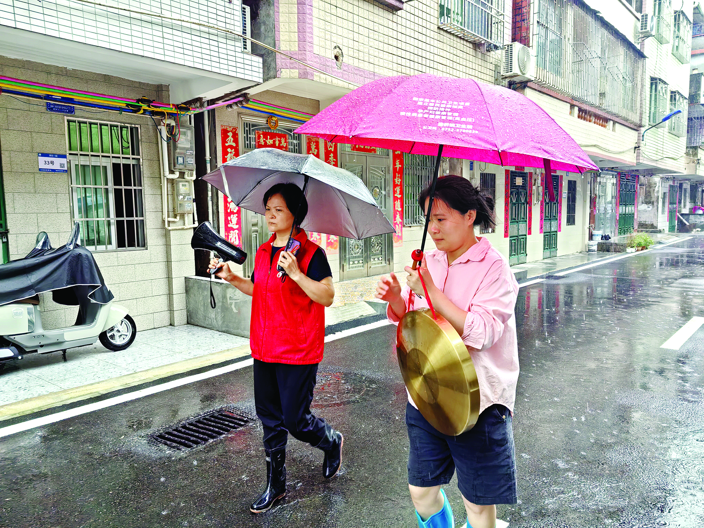     仲恺潼侨镇动员党员干部逐户敲门排查。    惠州日报记者钟玮 通讯员张惠琴 摄