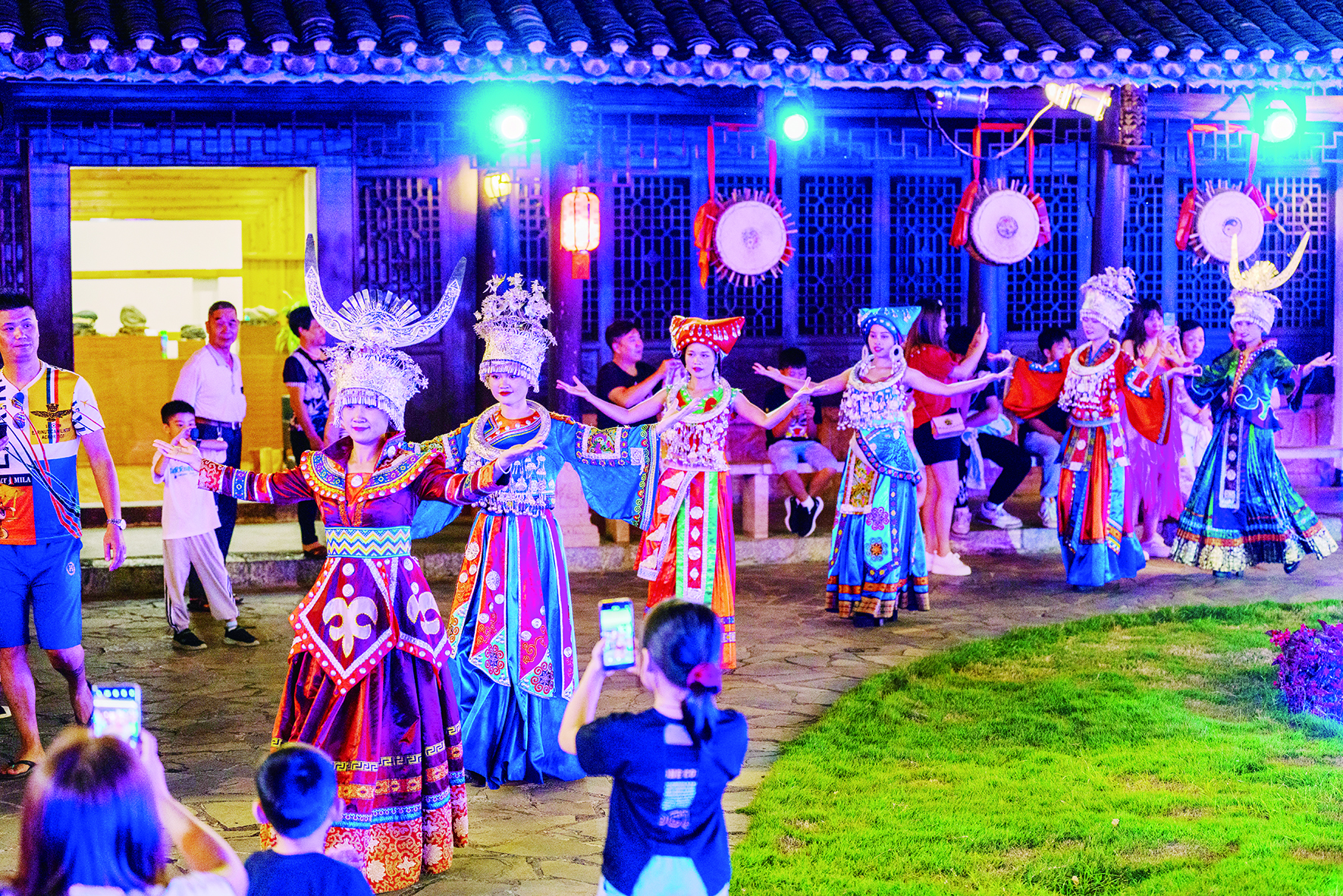     苗寨内起舞的苗家姑娘。