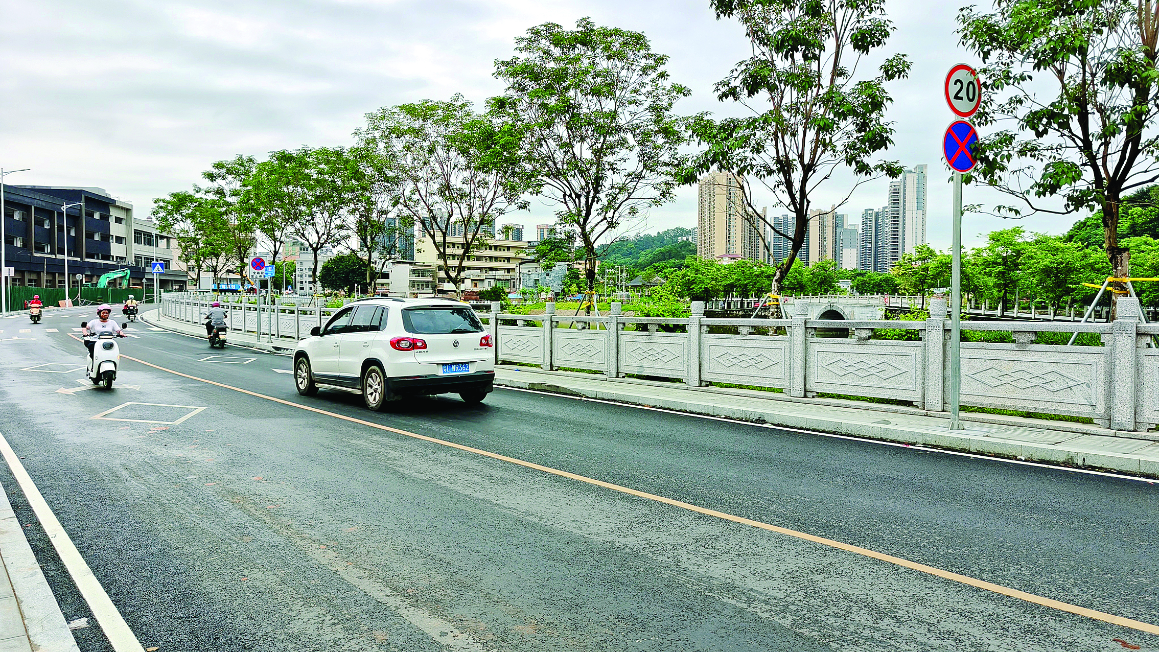     银湖路建成通车。