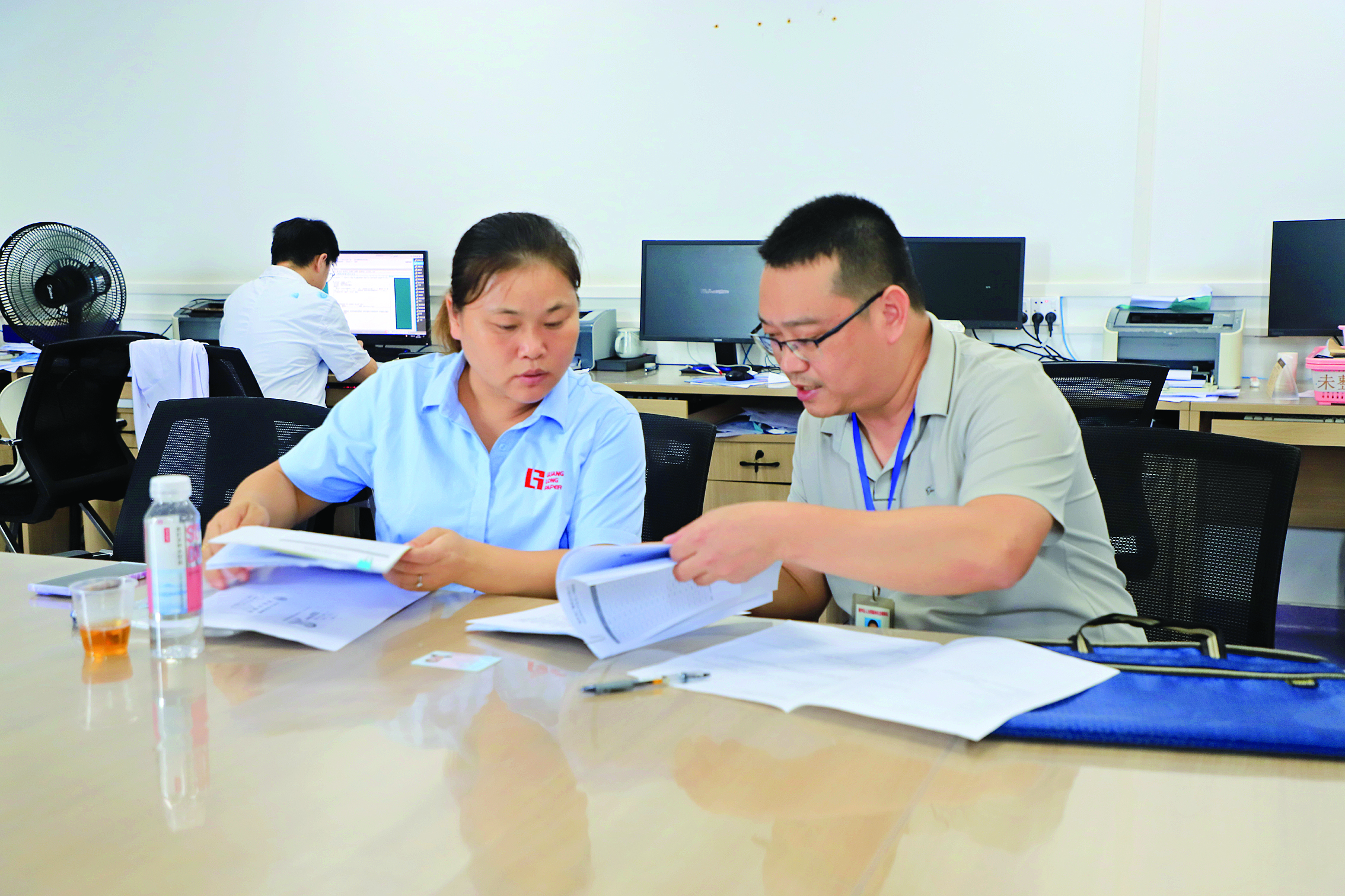     博罗县人社局工作人员现场指导企业人员办理工伤认定。