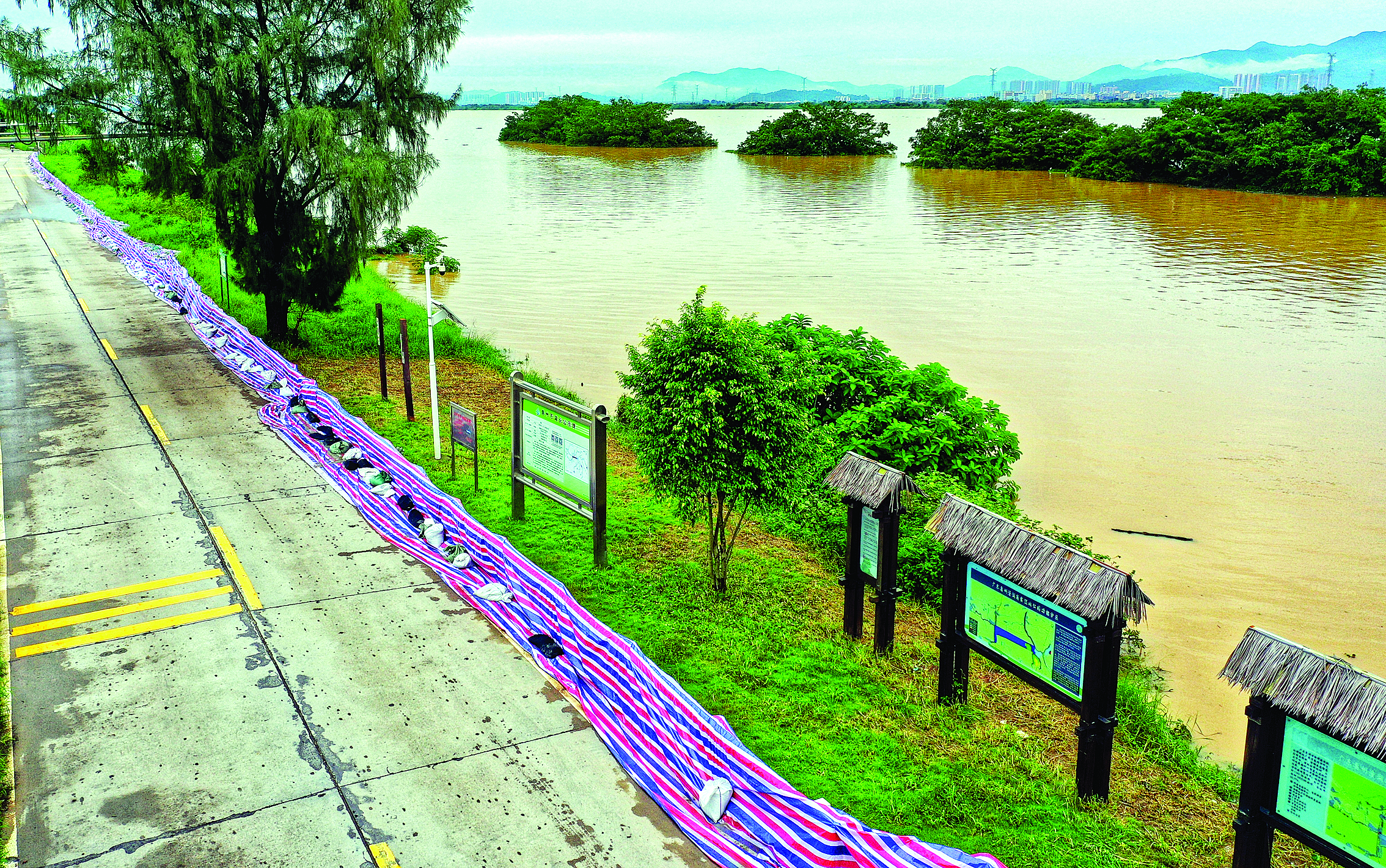     东岸涌出现湖水漫溢后，100余人迅速集结，仅用一个多小时就完成这一段400米长堤围的加固工程。惠州日报记者朱金赞 摄