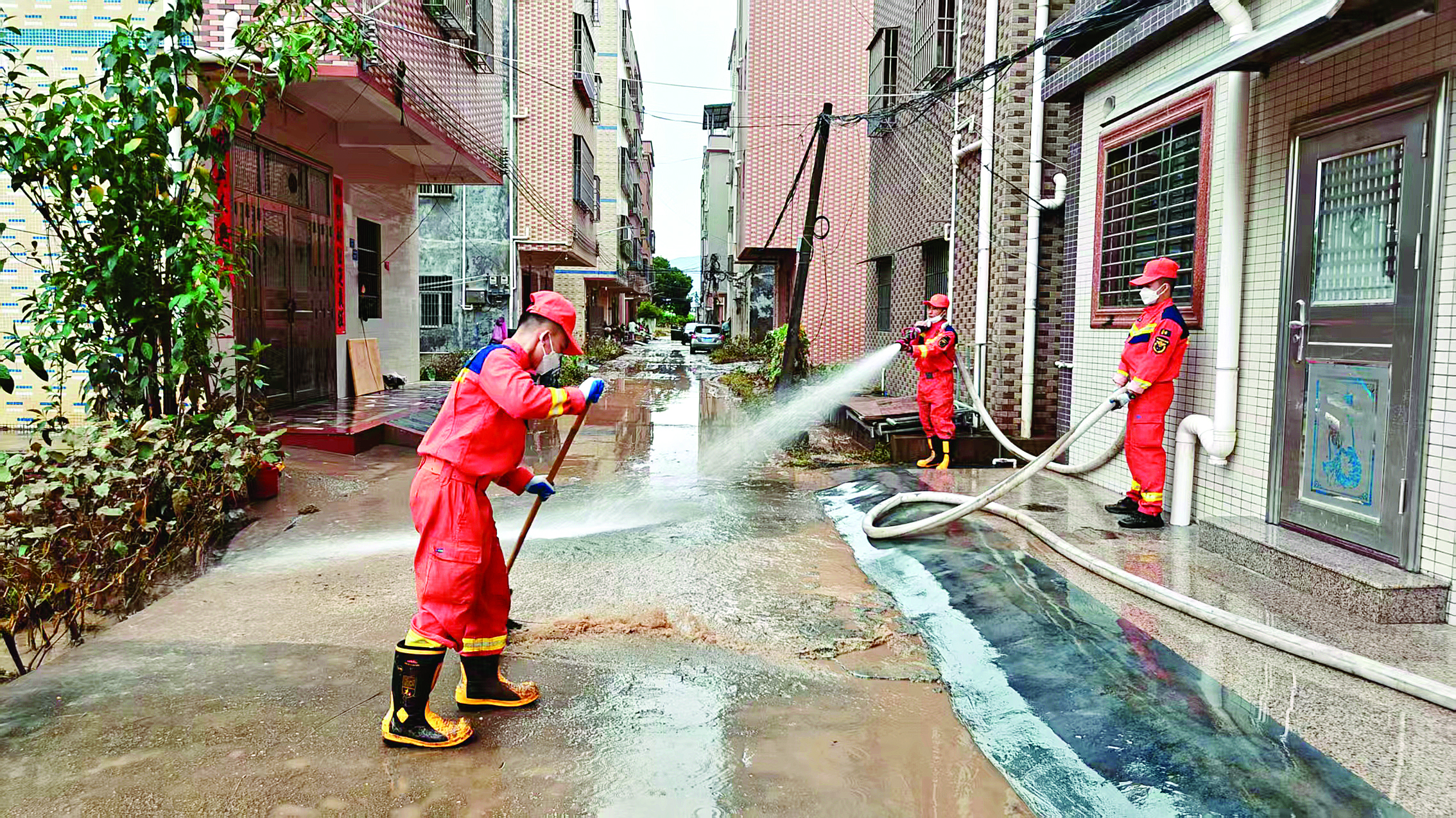     惠阳消防指战员刚下抗洪前线，立即转战惠阳区淡水、秋长清淤。惠州日报记者谭琳 通讯员惠消宣 摄