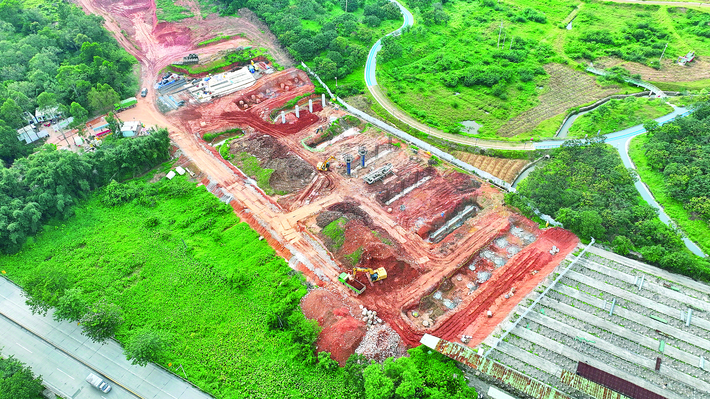     G324线博罗青塘至广州增城交界段施工现场。   惠州日报记者朱丽婷 通讯员博罗宣 摄