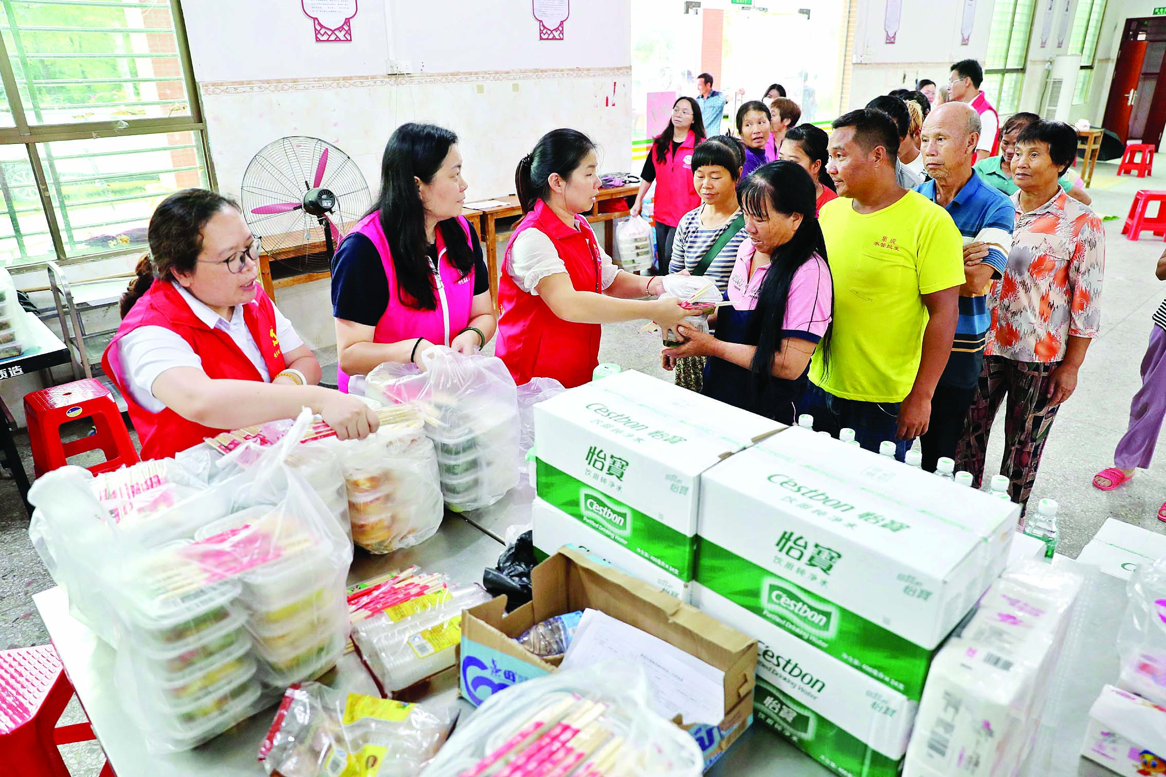     8月5日，仲恺潼湖镇的平塘湖出现水位上涨及局部漫溢情况，当地迅速转移群众至安全地带。这是8月6日傍晚被转移至黄屋村安置点的群众在排队领取晚餐。惠州日报记者朱金赞 杨建业 实习生刘倩 摄