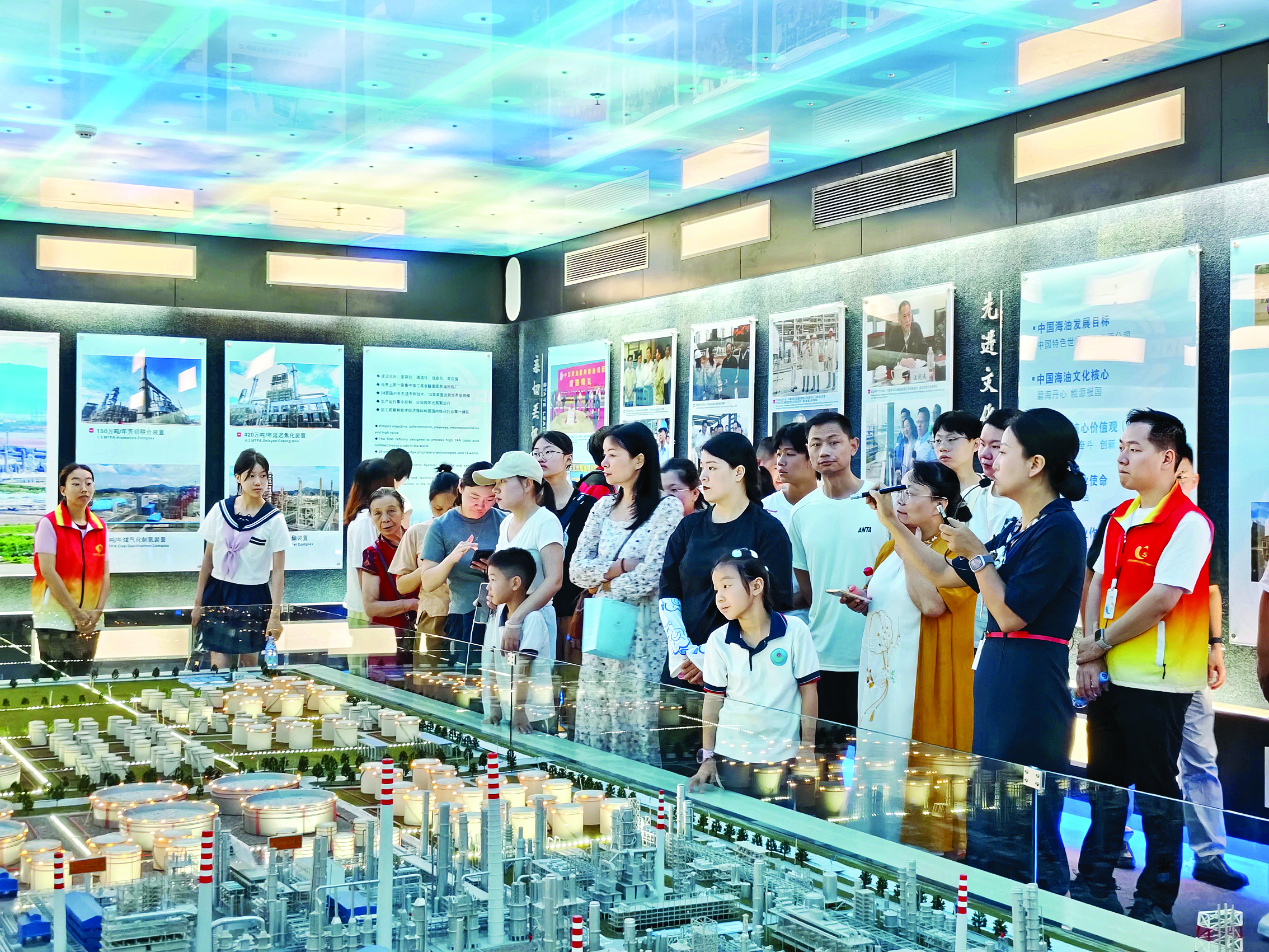     绿色石化产业之旅参观中海油惠州石化一期展厅、中海壳牌一期展厅。