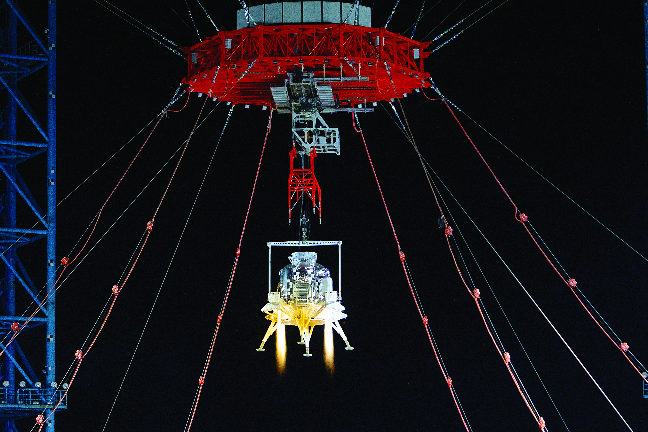     揽月月面着陆器在地外天体着陆试验场进行测试（资料照片）。新华社发