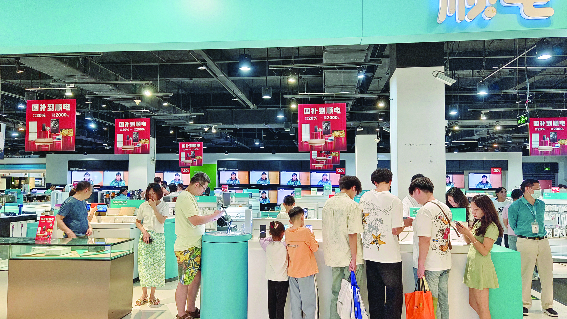     市民在家电卖场选购。惠州日报记者刘炜炜 摄