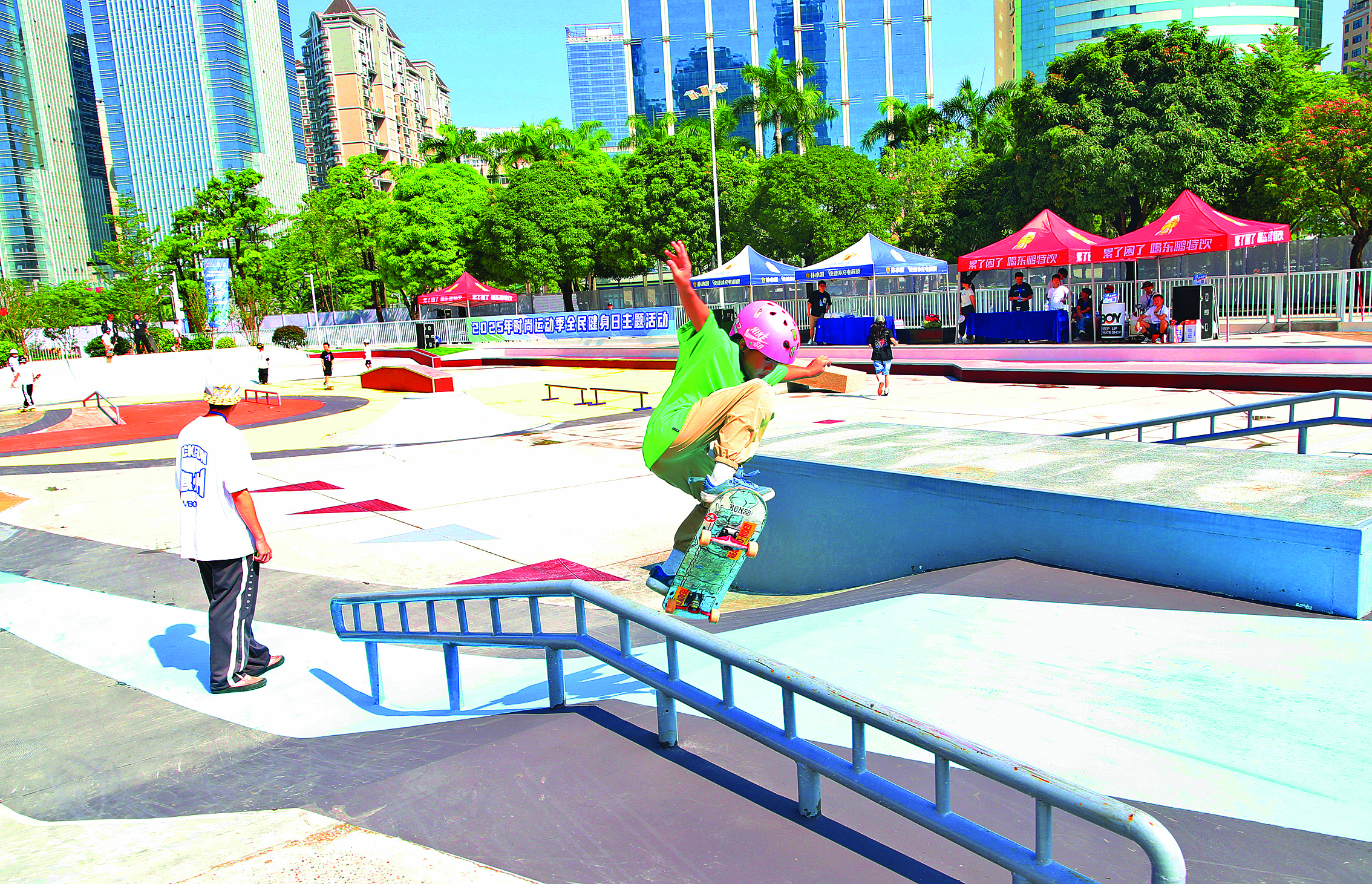     小朋友在体验滑板运动。惠州日报记者钟畅新 摄