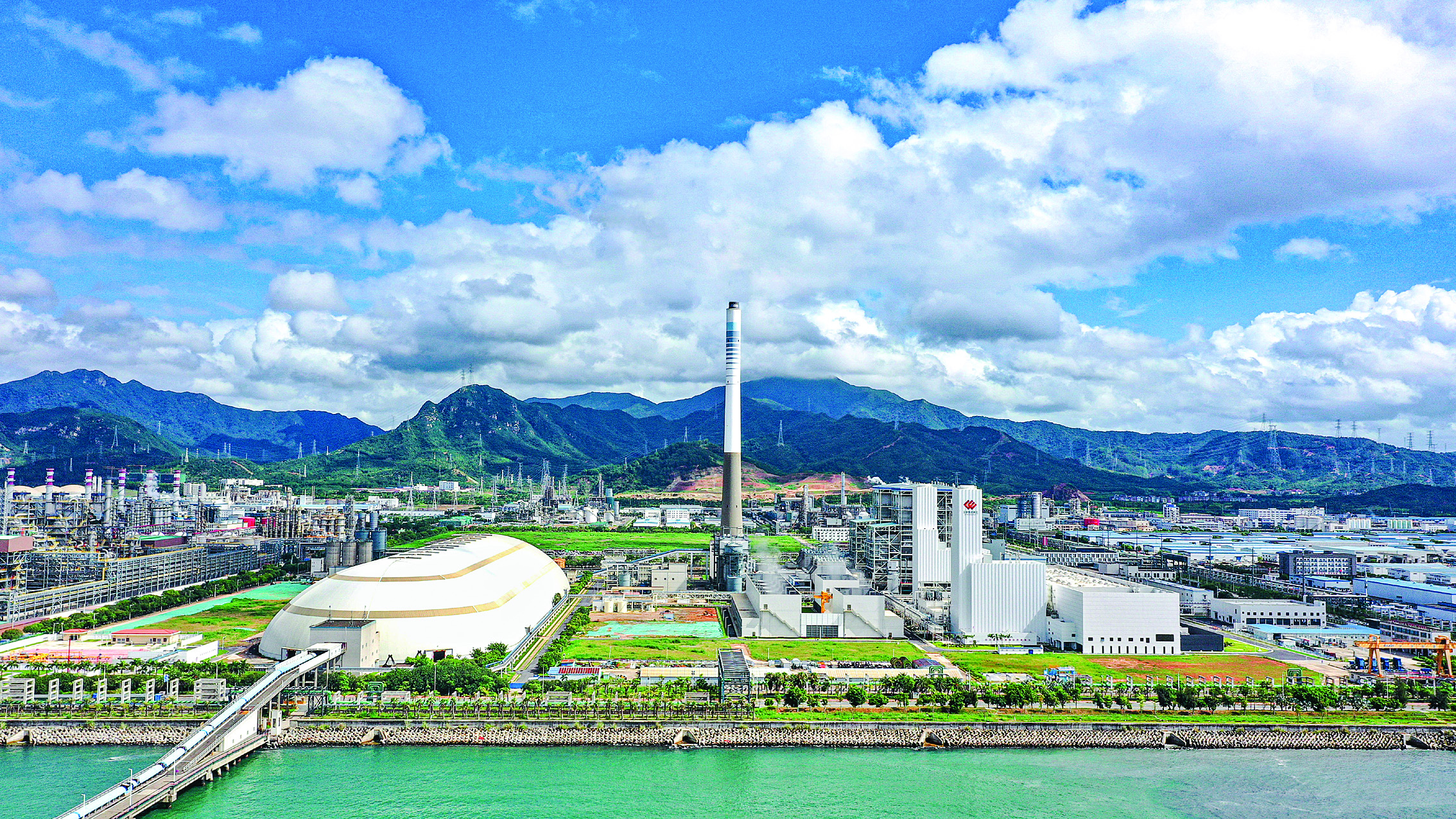     国能惠州电厂是大亚湾石化区核心能源供应点。惠州日报记者曾静妍 通讯员张超 摄