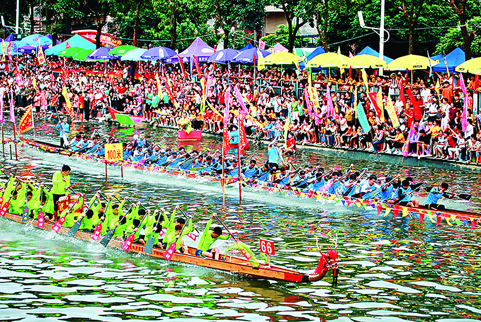     第二届中国·肇庆（高要金利）传统龙舟大赛暨广东省传统龙舟公开赛在广东肇庆举行。新华社发