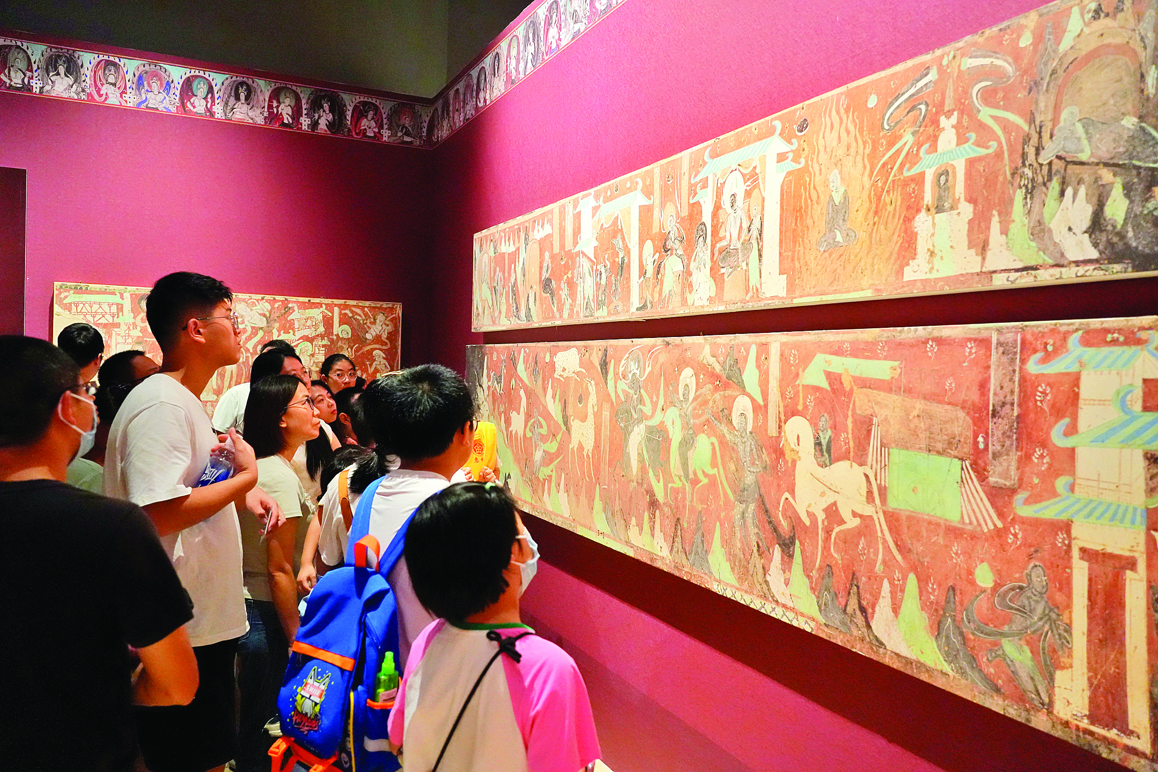     市民在参观展览。惠州日报记者朱金赞 摄