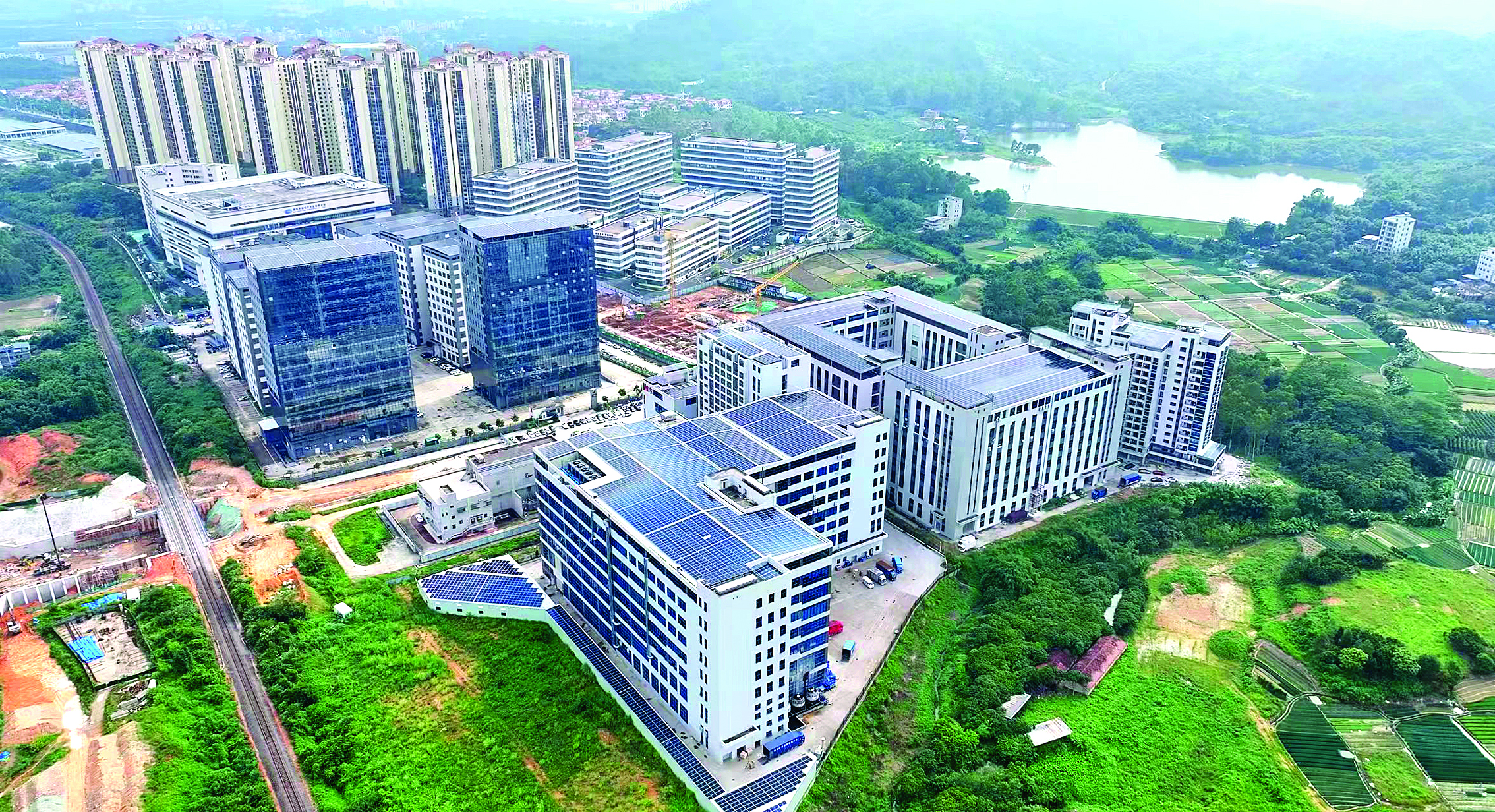     惠阳高效便捷的政务服务助力企业更快落户建设和投产。本组图片由惠阳融媒提供