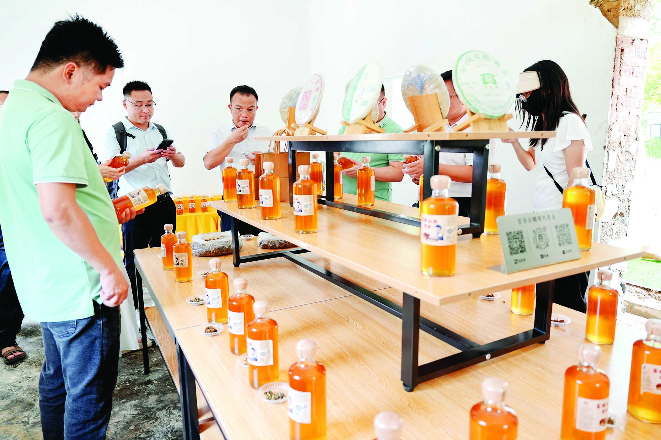     农产品电商运营中心展示当地特色农产品。    惠州日报记者许文昌 摄