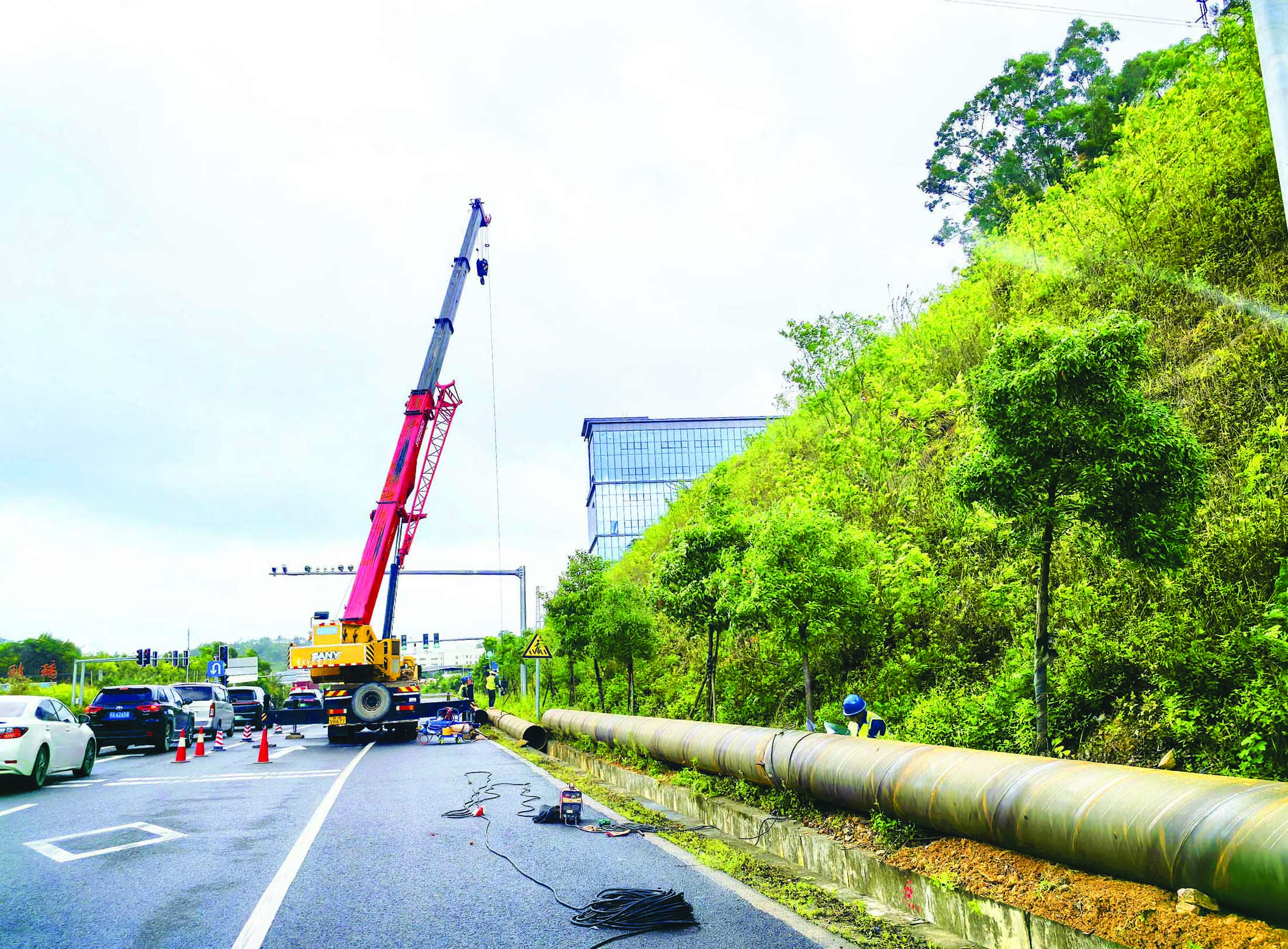     铺设应急供水管道缓解用水难。