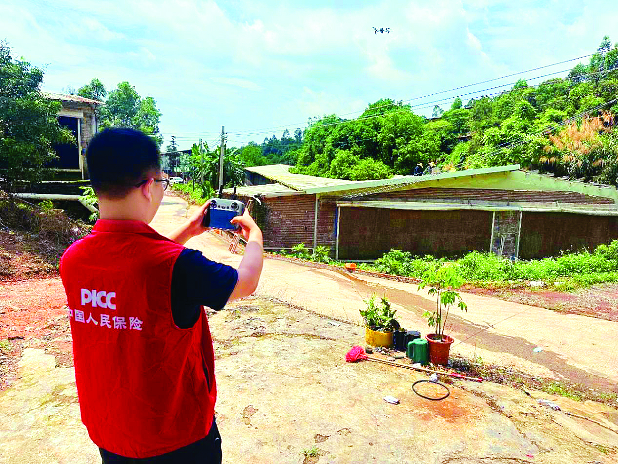     无人机等科技赋能大幅缩短理赔周期。通讯员杨志群 摄