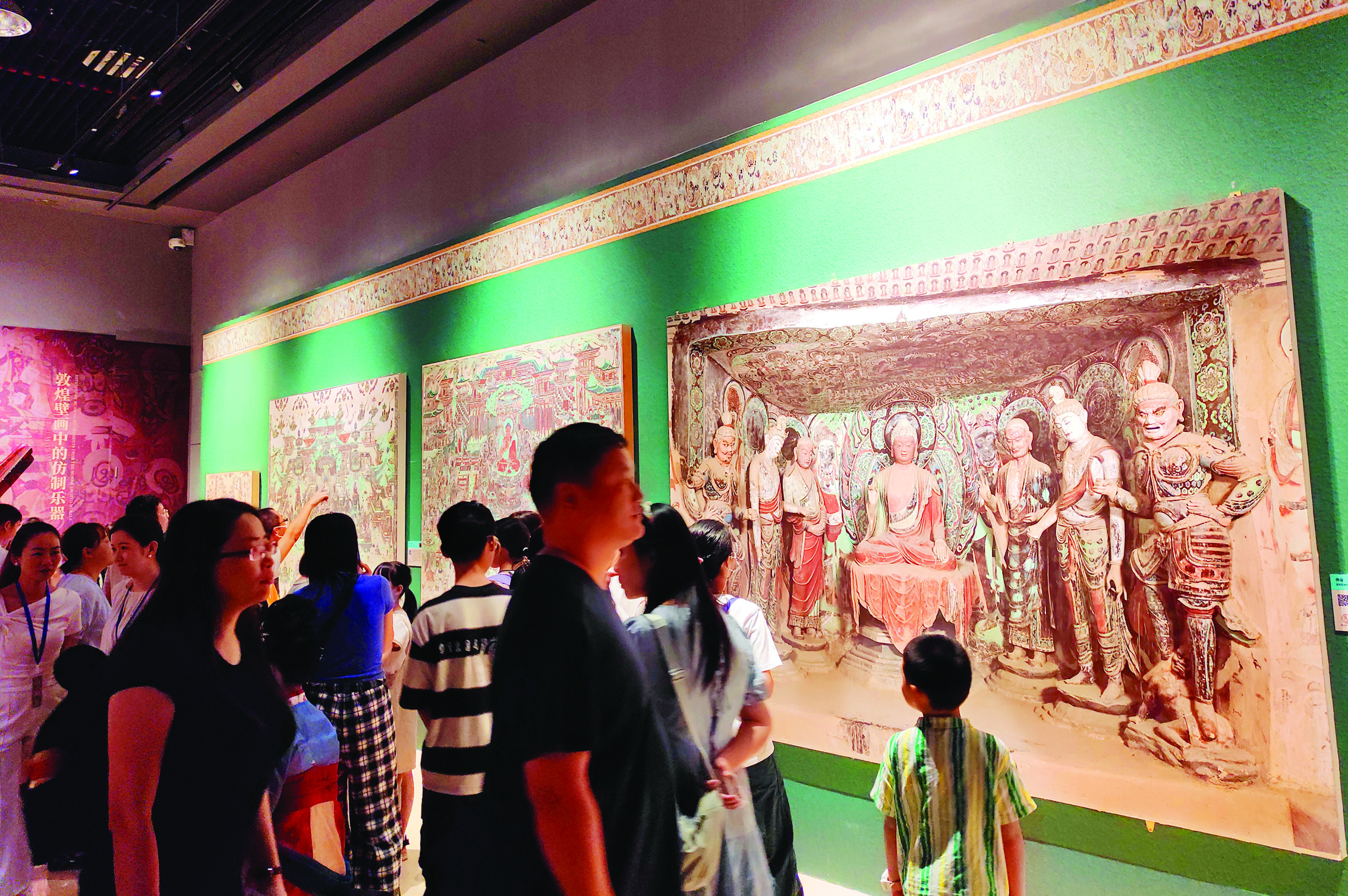     市民游客参观敦煌艺术展。 惠州日报记者侯县军 摄