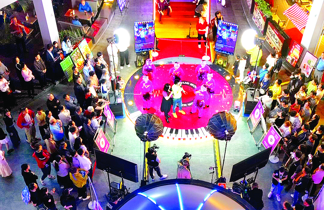     “中声大舞台”在惠州水东街激情上演。