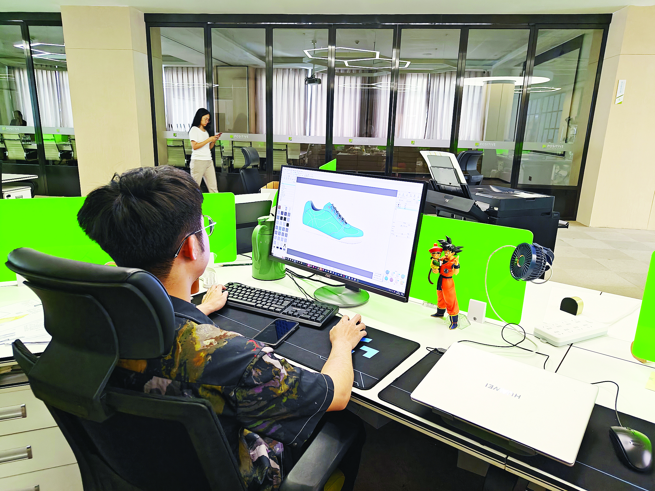 <p>    惠州龙源鞋业有限公司设计人员在进行3D建模设计。</p>