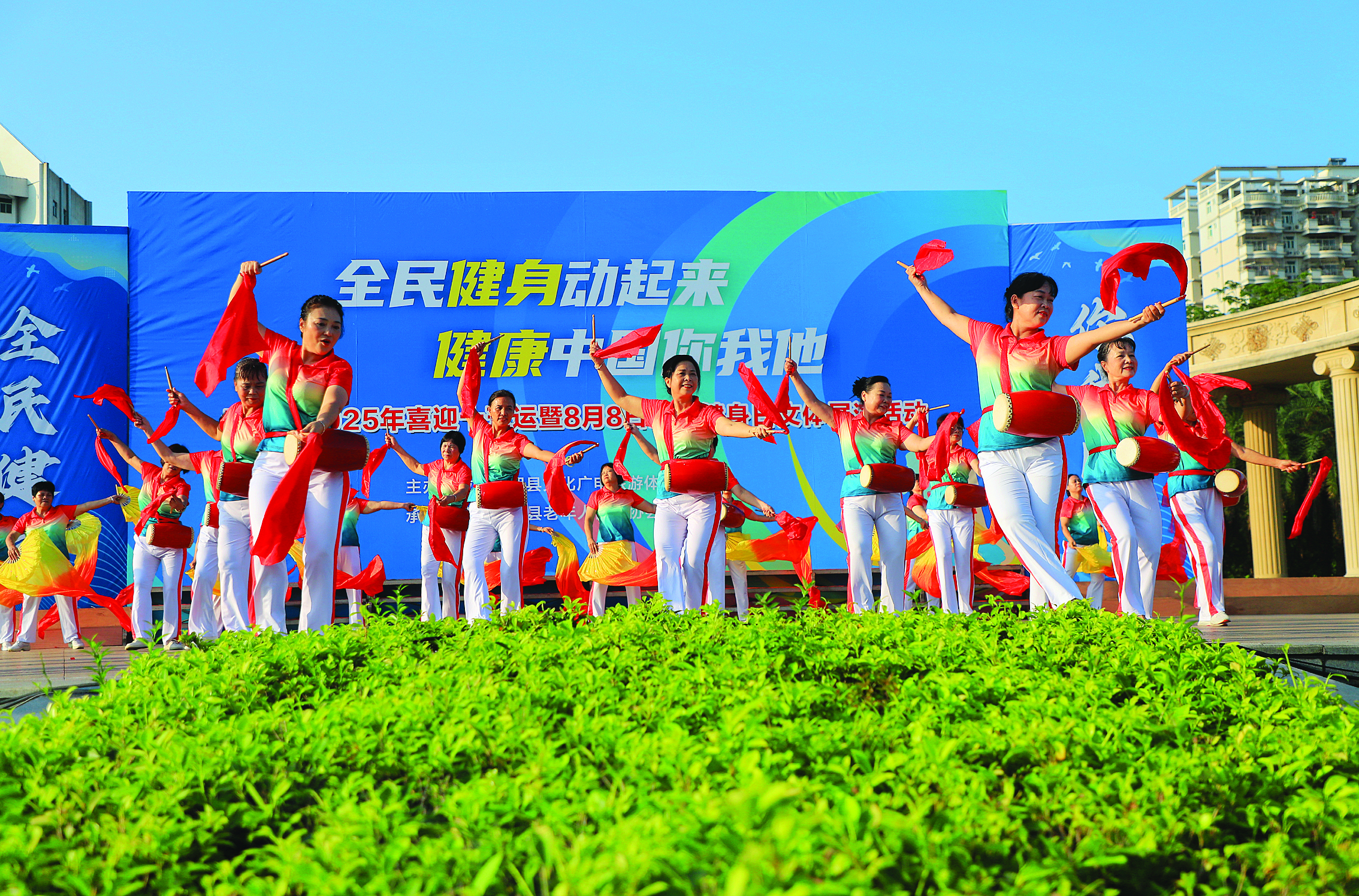     腰鼓舞《再唱东方红》拉开全民健身日文体展演的序幕。