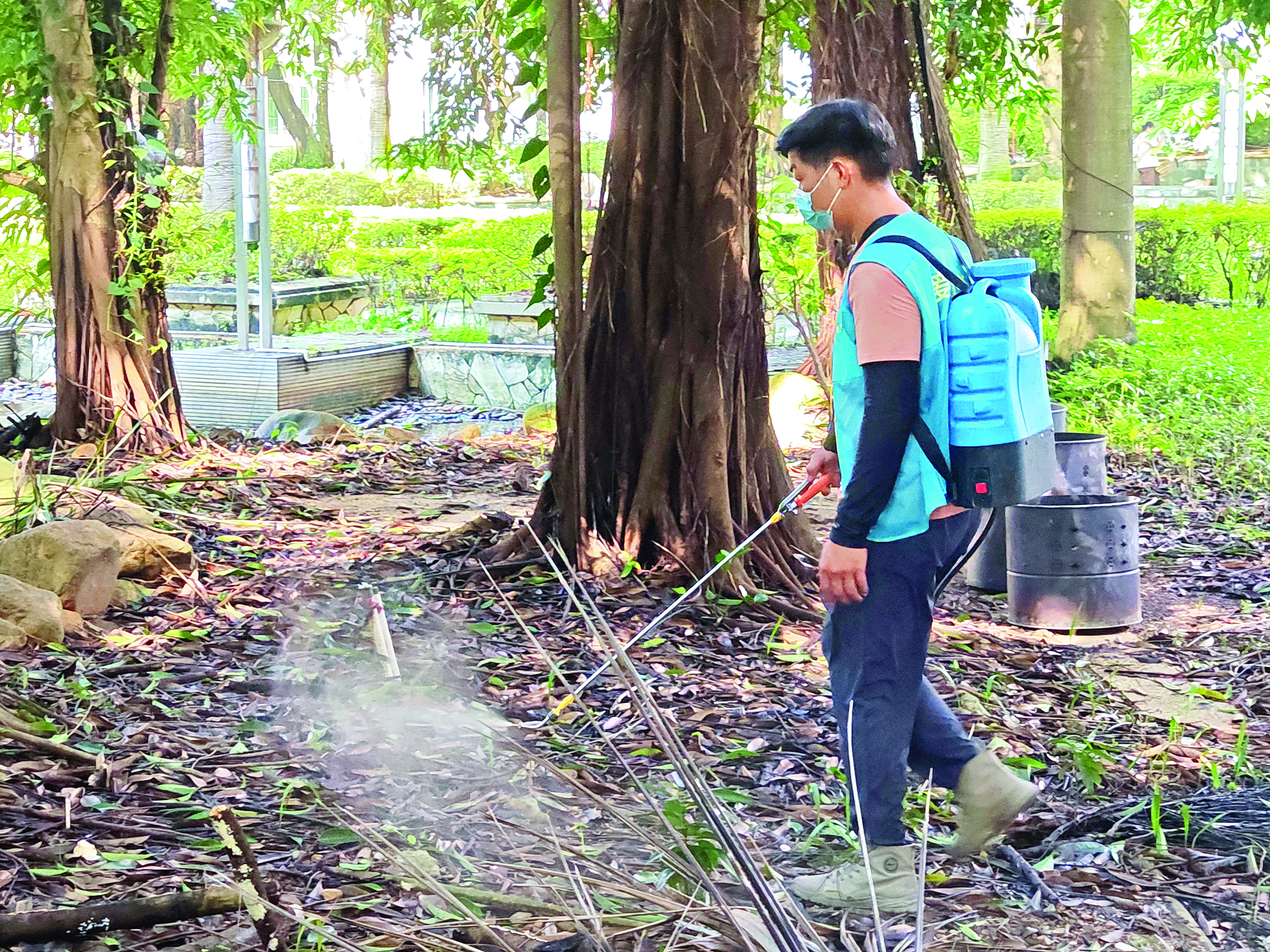     工作人员消杀蚊虫。    惠州日报记者叶文青 特约通讯员周文媚 摄