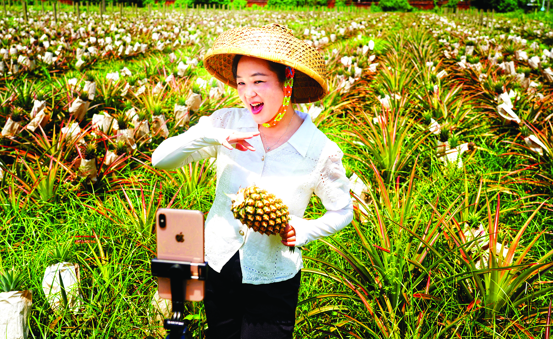     陈凤媚开展直播助农销售农产品。    惠州日报记者朱金赞 摄