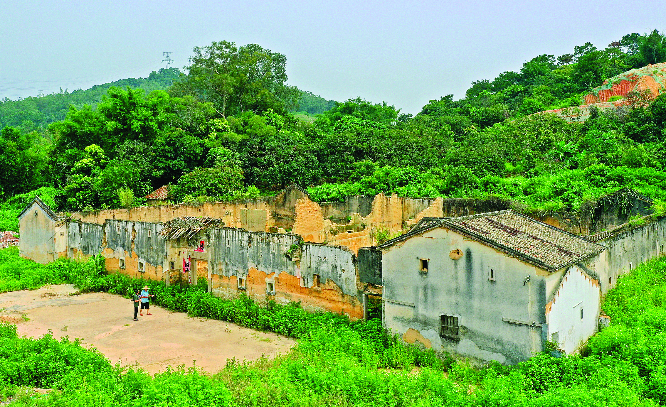     寿山世居坐落在惠城区三栋镇宏兴路旁一处山窝里，是一座小有规模的客家围屋。惠州日报记者朱金赞 摄