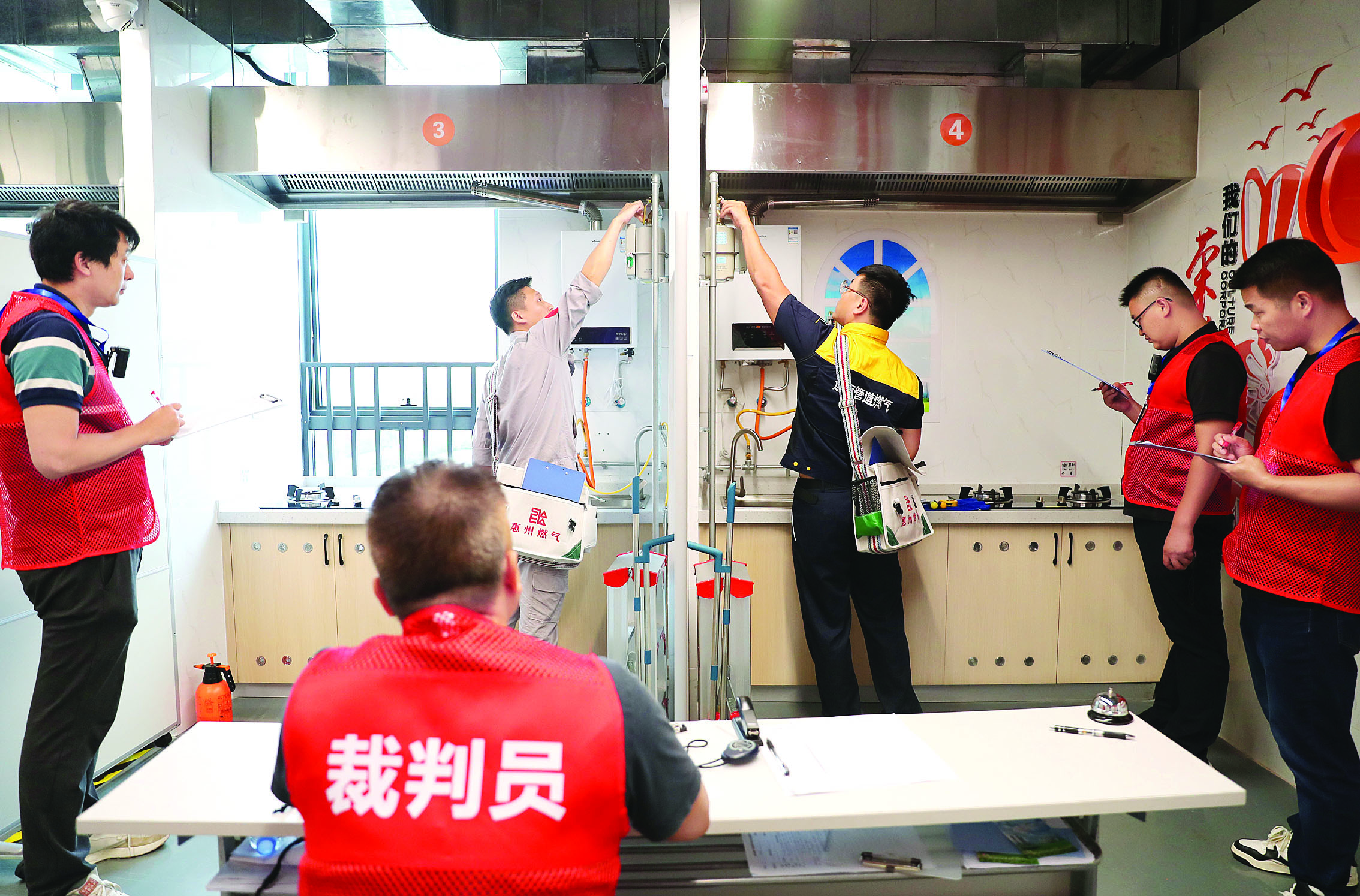     选手模拟入户安检。