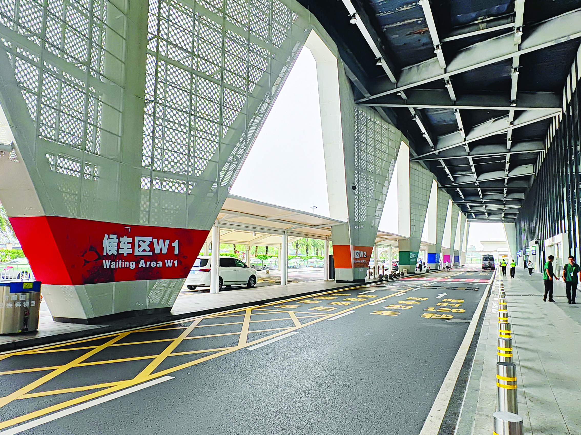     惠州机场设置了各种标识，方便旅客出行。惠州日报记者马海菊 摄