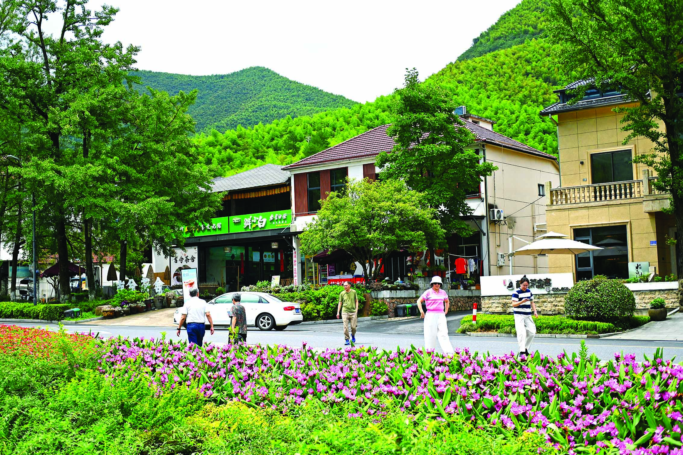     游客在安吉县余村参观游览。 新华社发