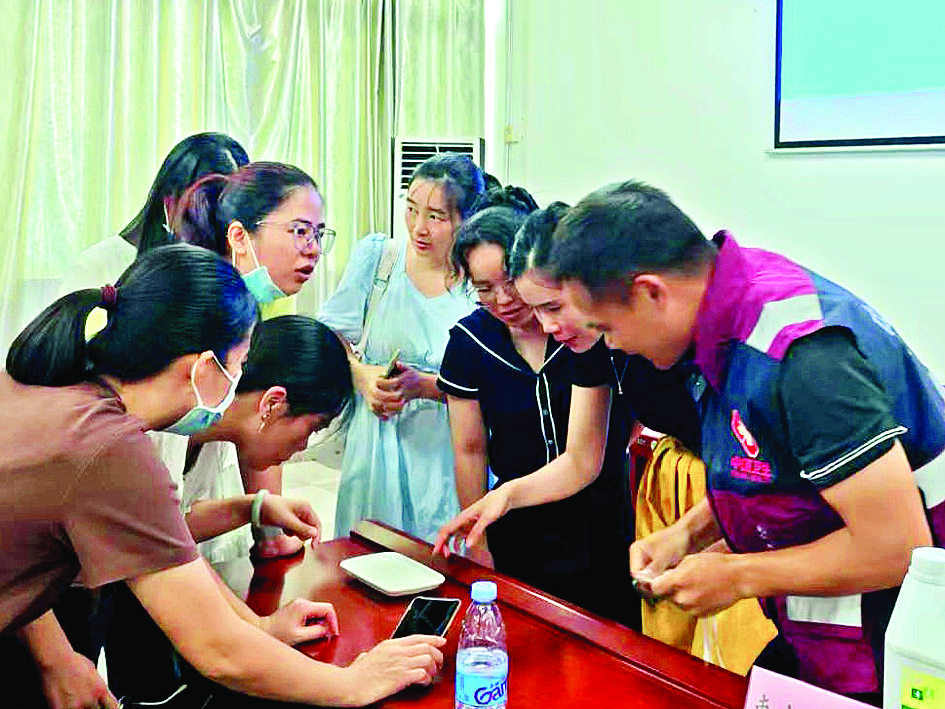     参训人员学习识别伊蚊幼虫。惠州日报记者钟玮 通讯员何嘉裕 摄