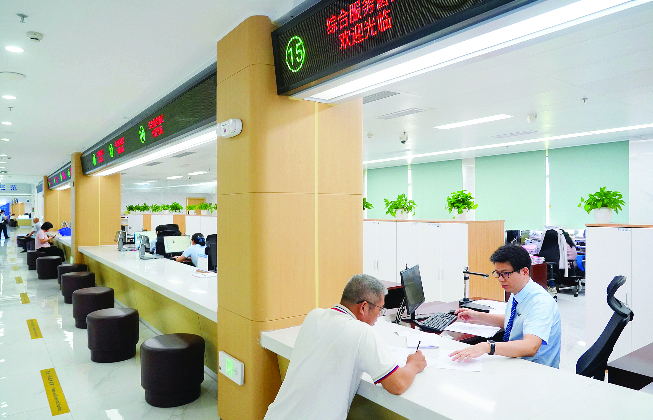     市民在惠州市政务服务中心综合服务窗口办理业务。惠州日报记者朱金赞 摄