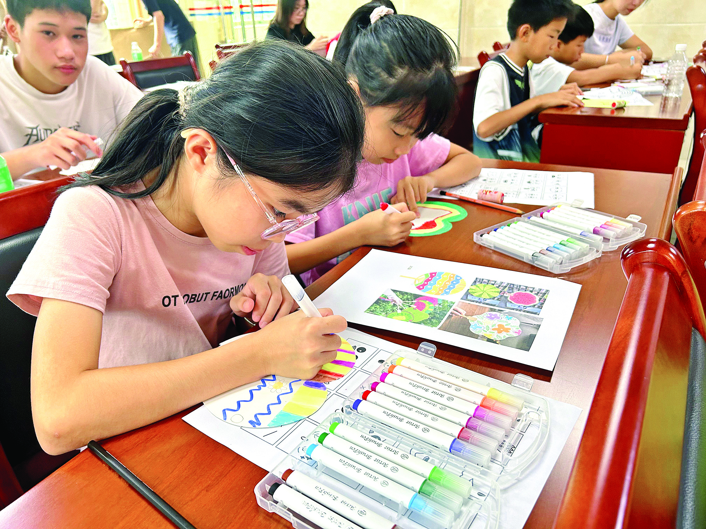     公庄镇的孩子们在执笔作画。