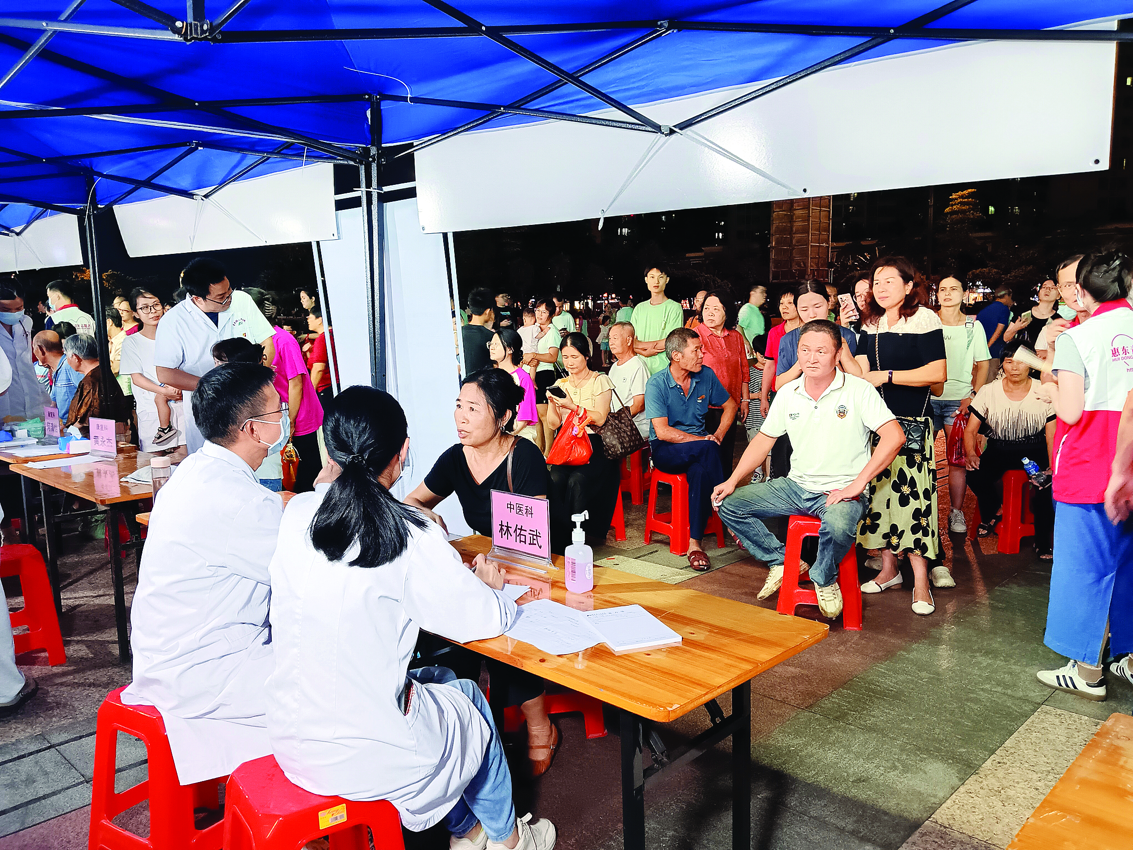     夜诊现场，众多市民排队看诊。惠州日报记者赖金朗 摄