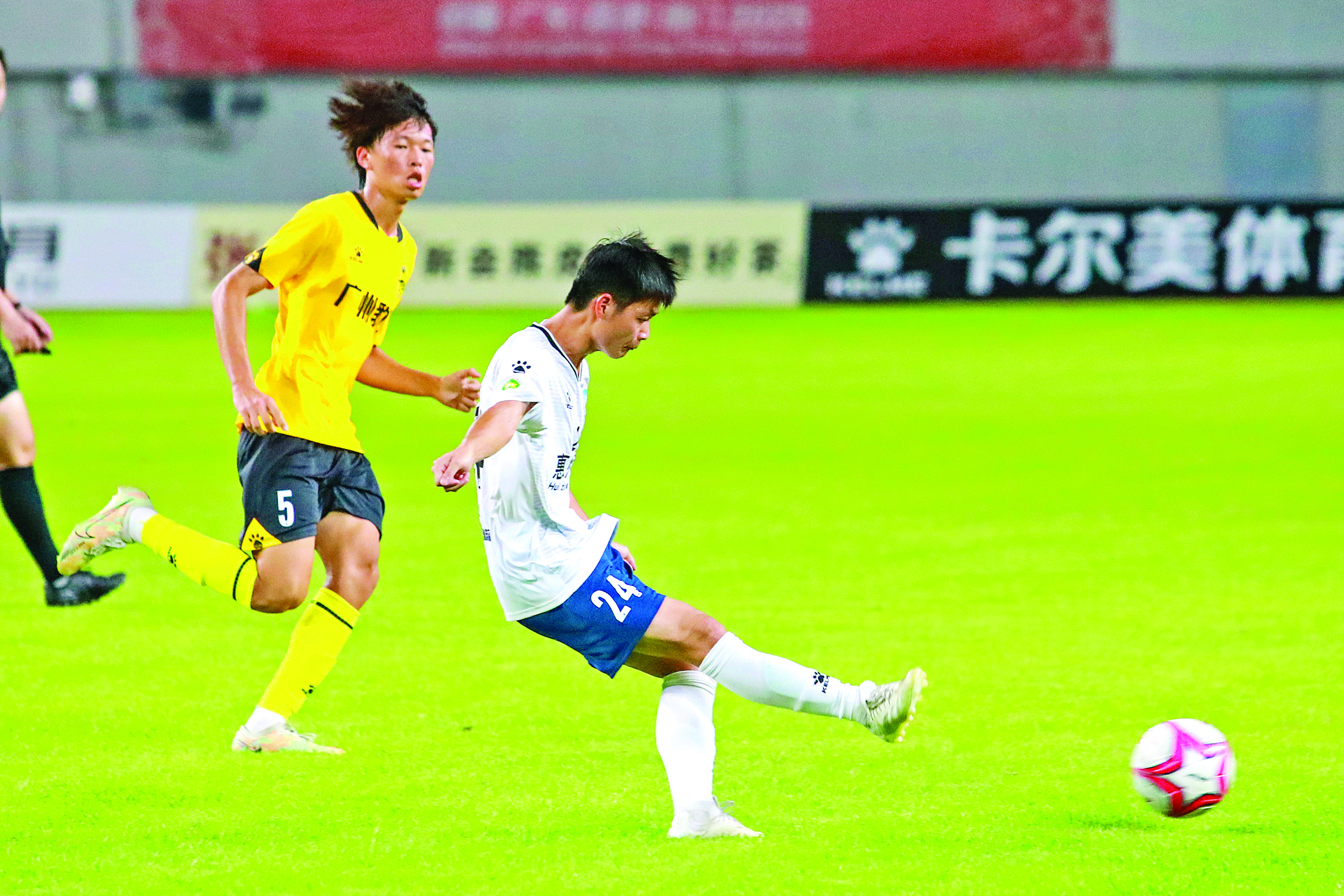     惠州澳郎队代表大亚湾开发区首次登上广东省足球超级联赛。白色球衣为惠州澳郎队队员。