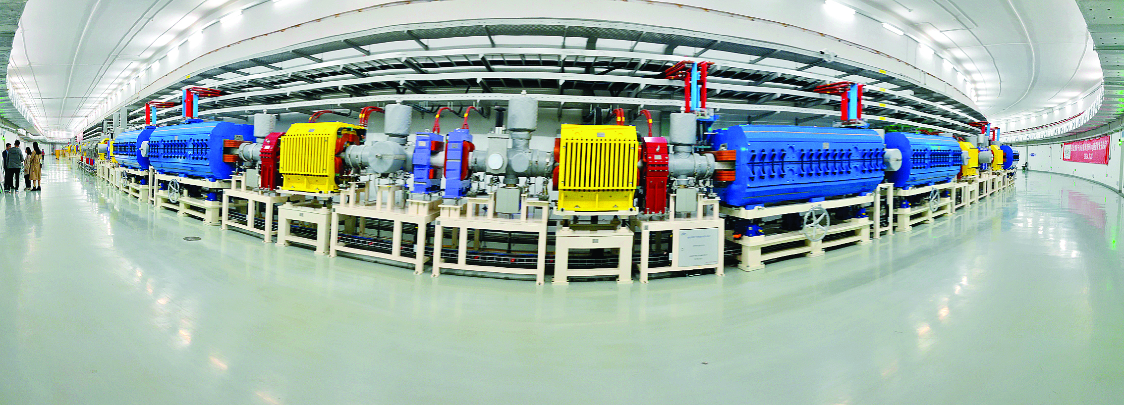     惠州以“两大科学装置”等项目建设为抓手，不断强化高质量科技供给，夯实科技产业融合的基础。这是强流重离子加速器装置地下的巨大环形装置。