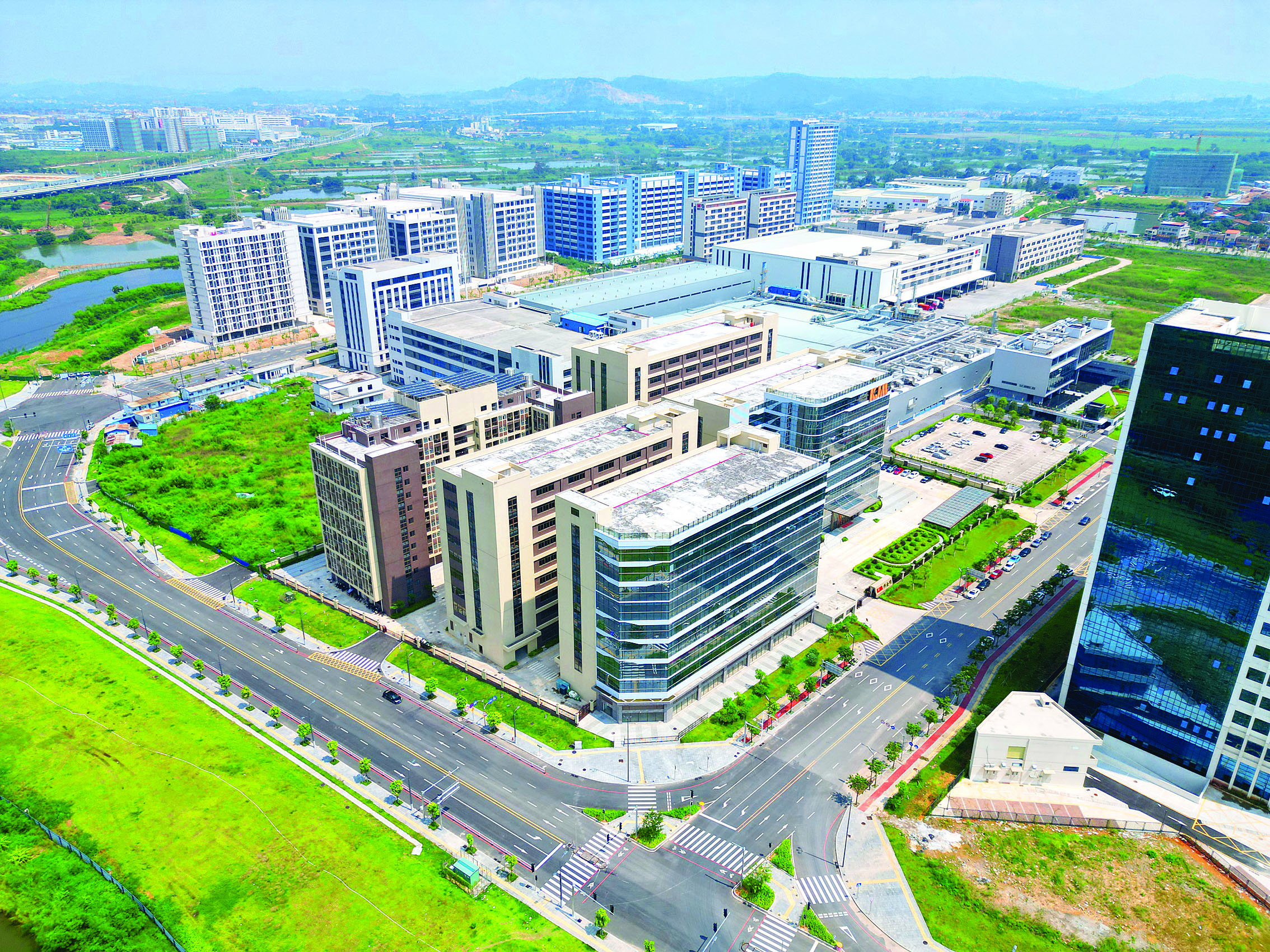     朗峰5G智能终端产业园初步形成电子信息、3C数码、光电显示等上下游产业生态集群。