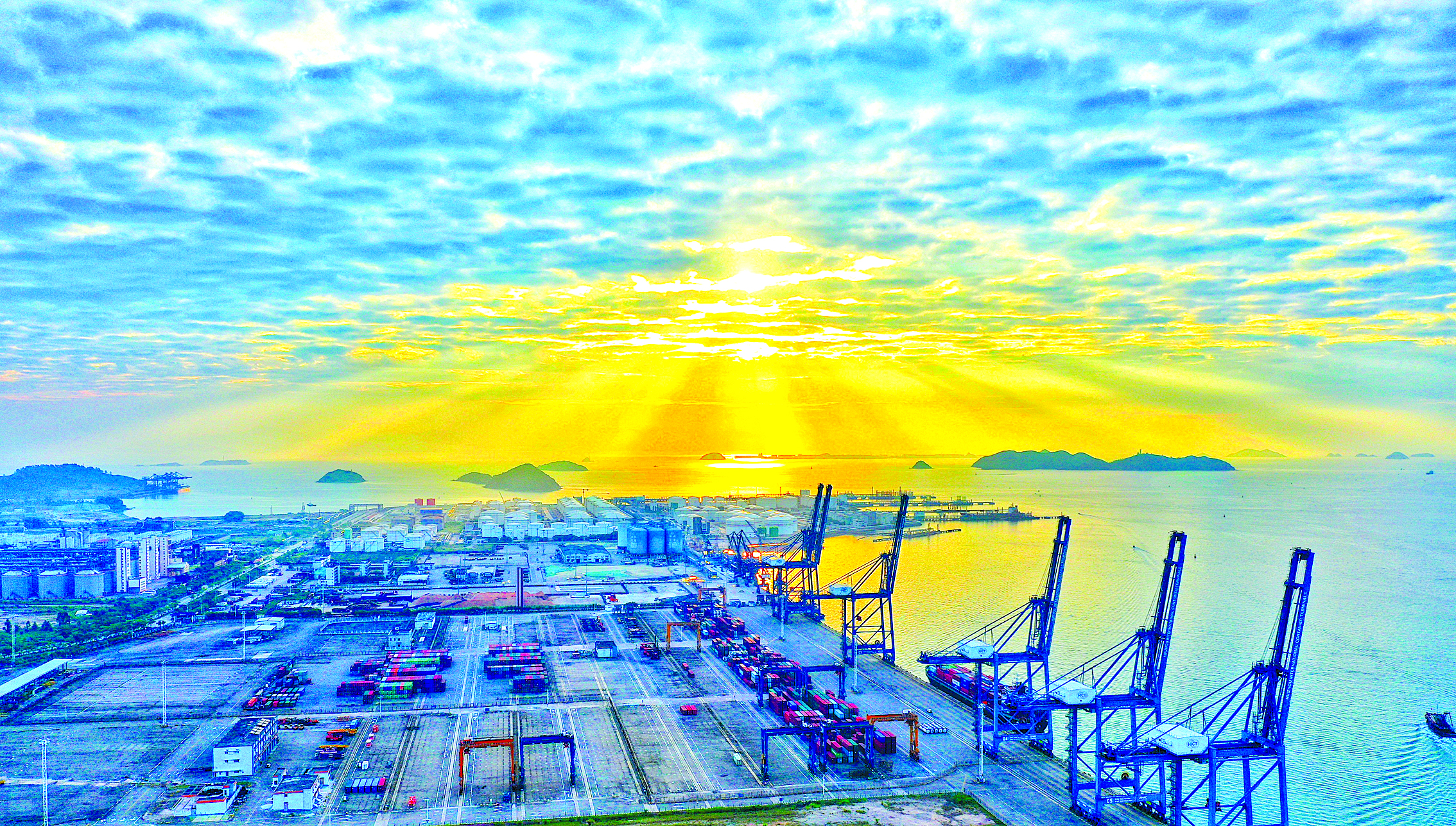     惠州港拥有天然深水岸线约30公里，可建1万-30万吨级泊位，是华南地区少有的深水良港之一。