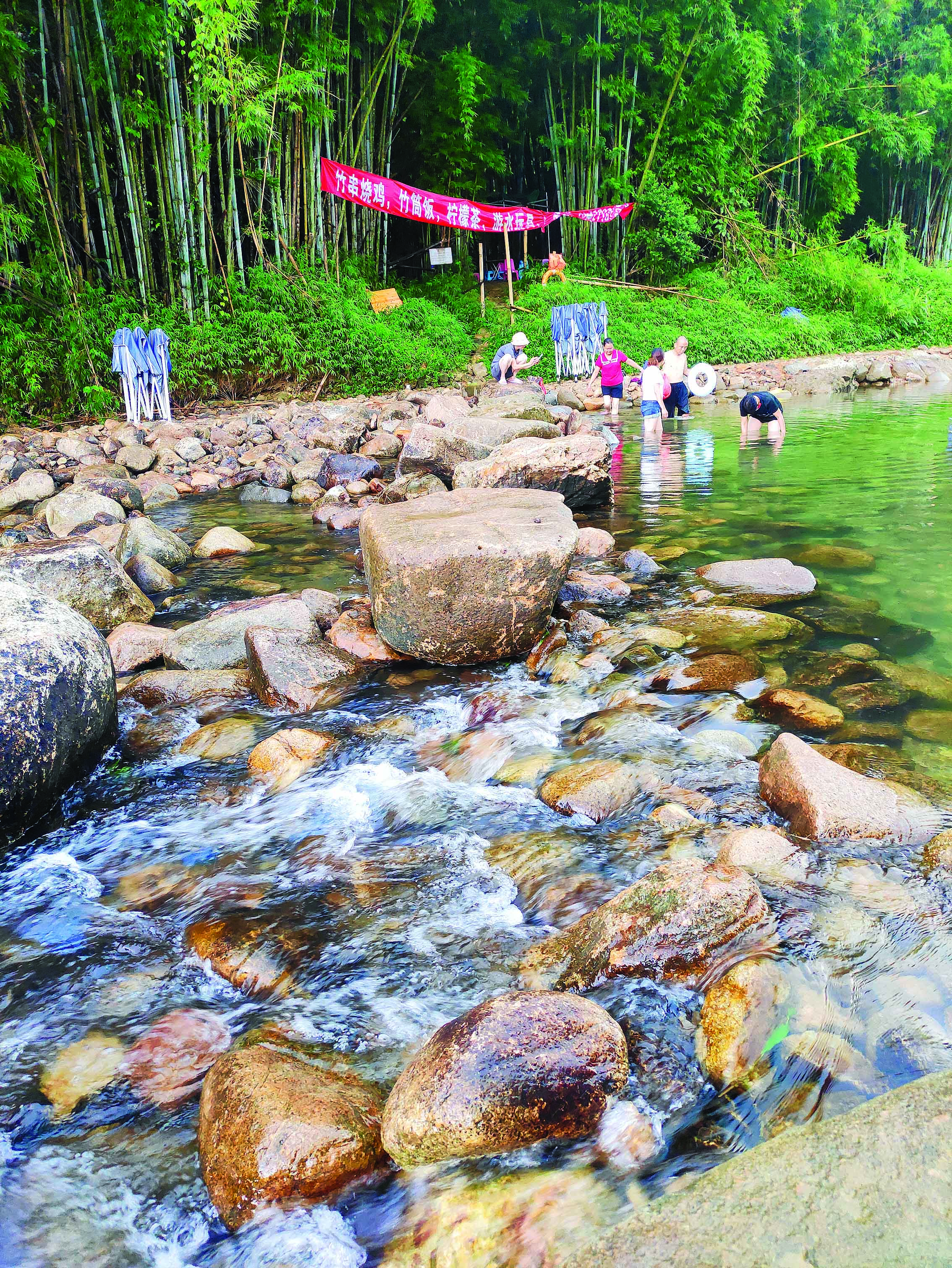     游客在南昆山炉下社区玉石河游玩。惠州日报记者侯县军 摄