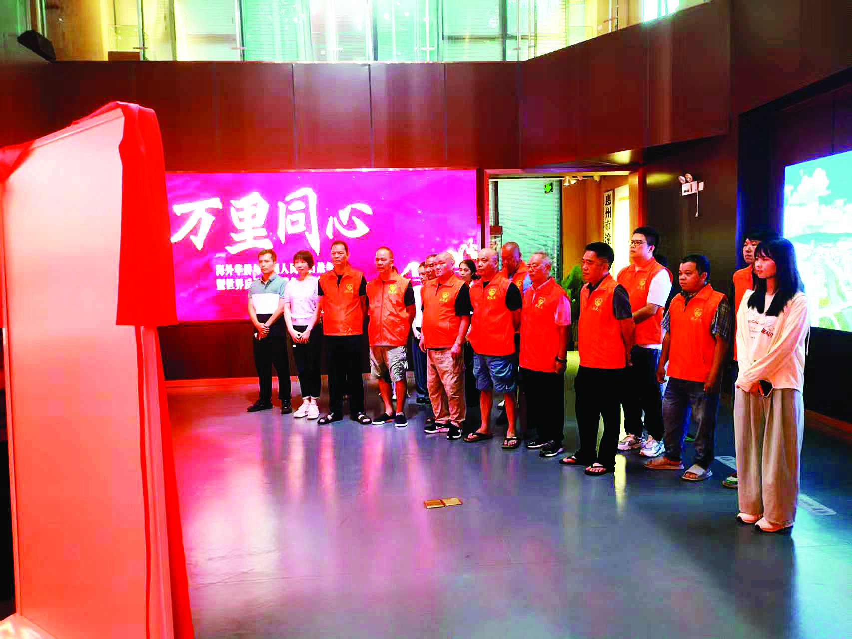     参观者在观展。通讯员陈思雨 摄