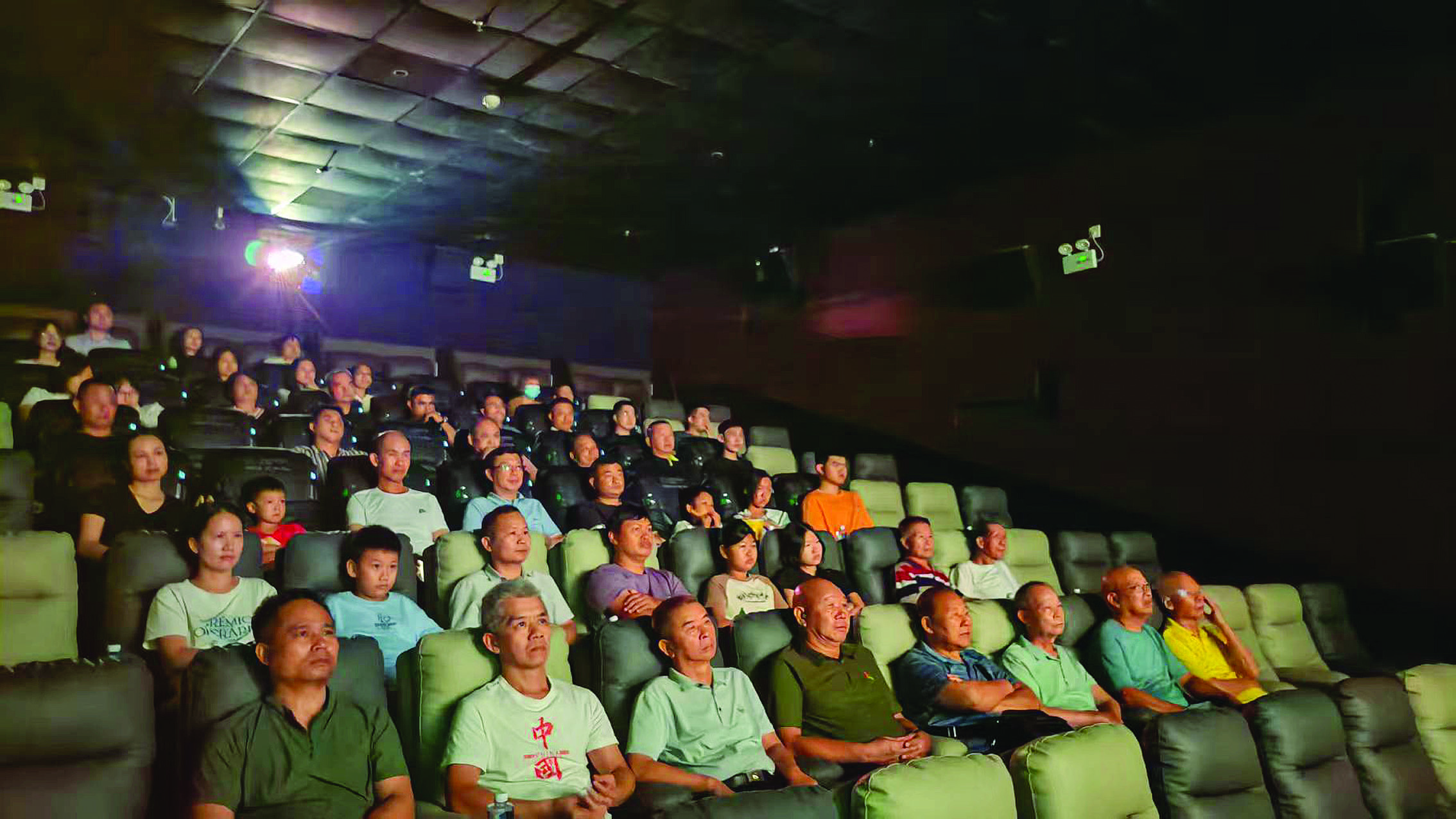     受邀退役军人齐聚一堂，共同观看历史题材电影《南京照相馆》。惠州日报记者骆国红 摄