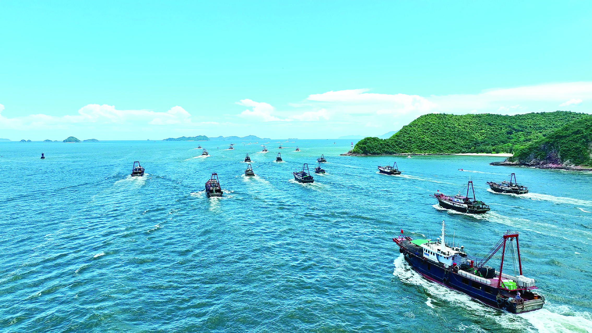     8月16日12时，南海海域结束为期三个半月的海洋伏季休渔期，大亚湾澳头港的数百艘渔船有序出海抢“鲜”。通讯员惠海综供图