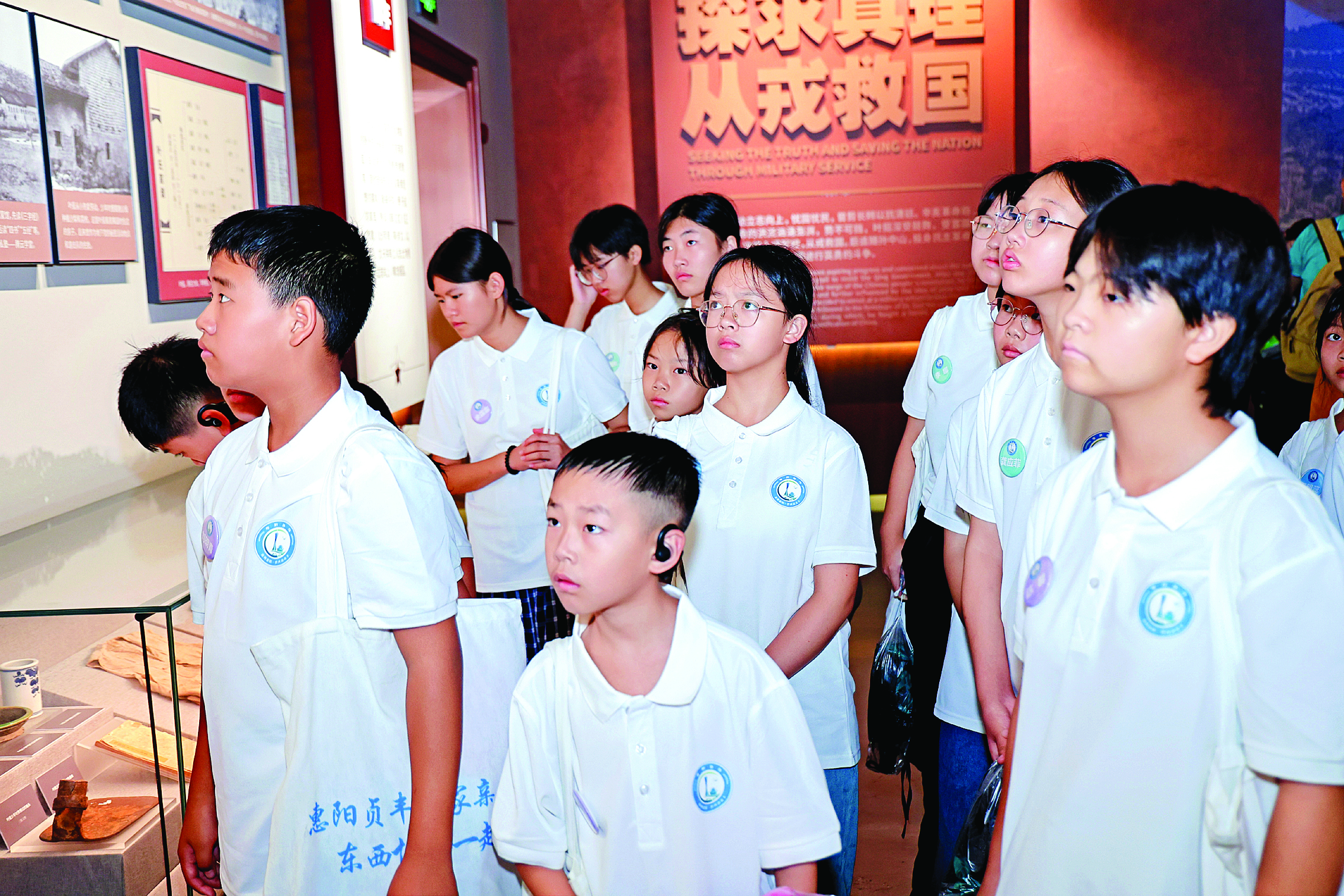     学子参观叶挺纪念馆。