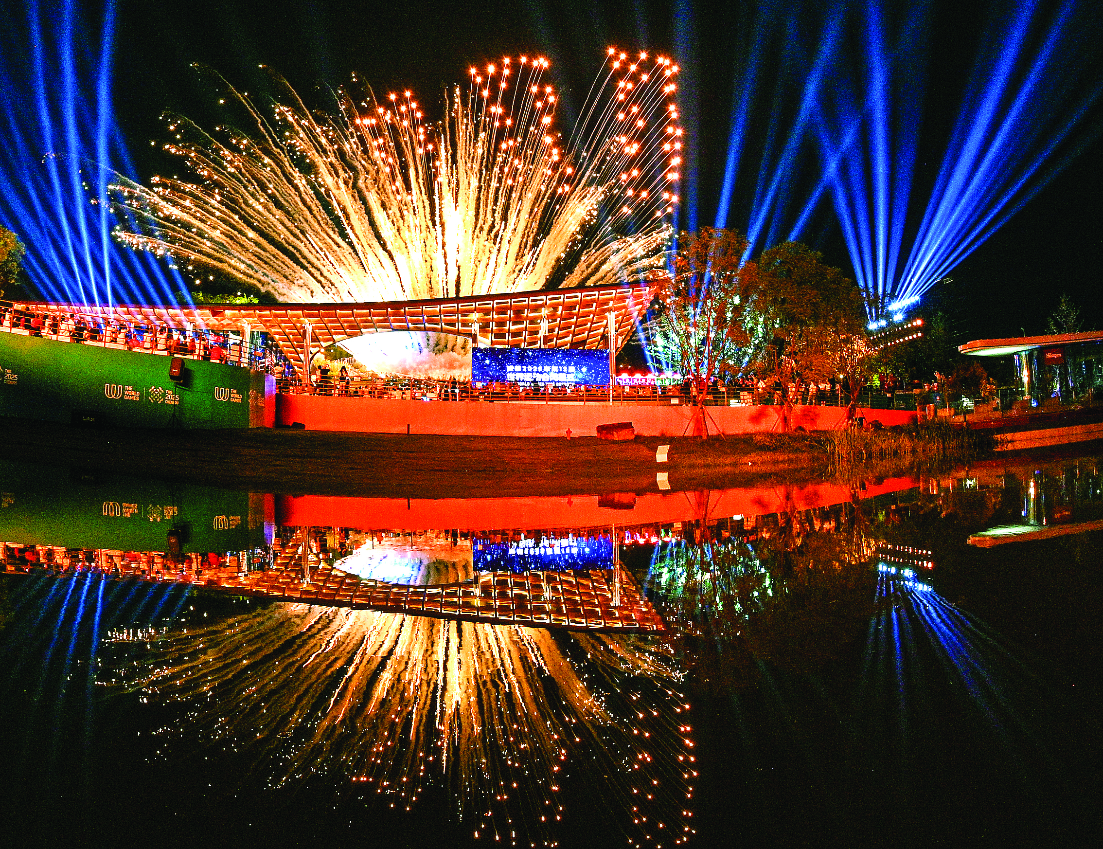     8月17日，第12届世界运动会闭幕式在成都举行。这是8月17日拍摄的闭幕式上的焰火表演。新华社发