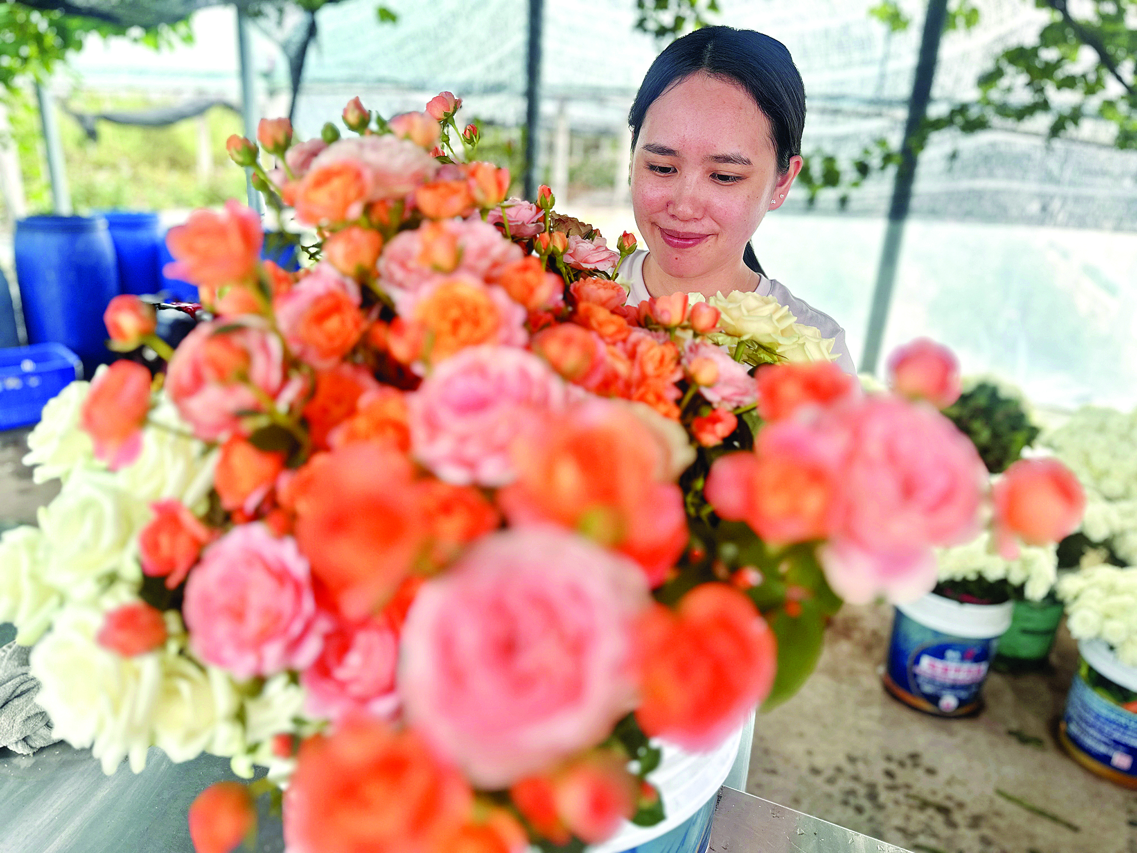     众人寻香而来。